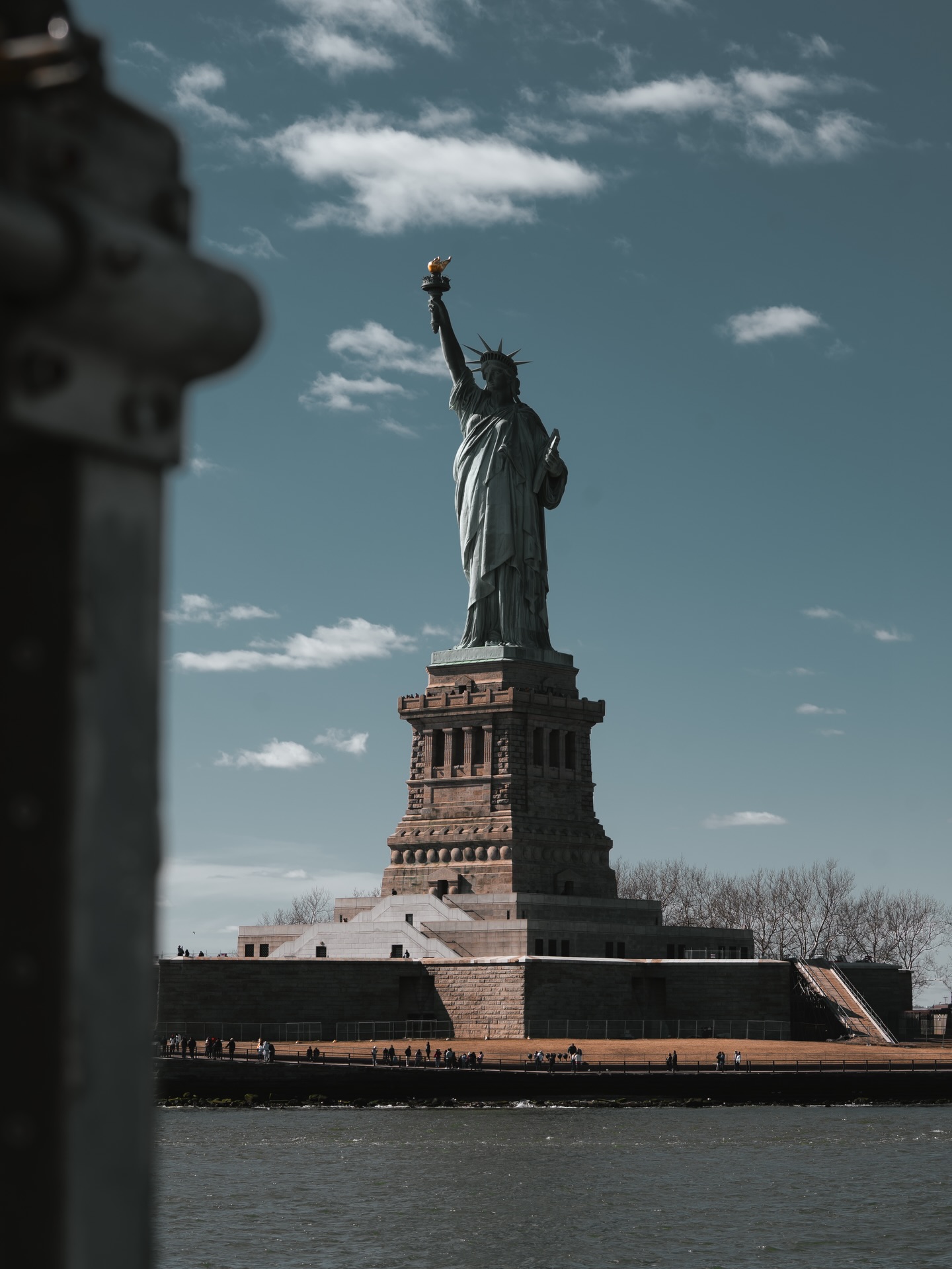 Man kann über New York sagen, was man will, aber an einem Punkt führt kein Weg vorbei. Die Freiheitsstatue ist touristisch, klar. Trotzdem gehört sie zu den wenigen Orten, die ihren eigenen Lärm ausblenden. Wer mit der Fähre rüberkommt, merkt schnell, dass es nicht nur um ein Denkmal geht. Es ist eher ein kurzer Realitätscheck, wie groß diese Stadt denkt und wie viel Geschichte hier in einem einzigen Bauwerk steckt.
Man steht vor ihr und versteht, warum sie so oft gezeigt wird. Nicht wegen der Postkarten. Sondern weil sie etwas ausstrahlt, das man nicht einfach im Vorbeigehen mitnimmt. Sie wirkt ruhig, aber nicht passiv. Eher wie ein Zeichen, das man einmal im Leben bewusst gesehen haben sollte. Gerade weil alles ringsum so schnell ist.
Auch wenn es voll wird, lohnt es sich. Die Überfahrt, der Blick zurück auf Manhattan, der Moment am Sockel. Es ist etwas, das New York ein bisschen ehrlicher macht, als man es erwartet.
#newyork #nyc #statueofliberty #libertyisland #travel #citytrip #usa #manhattan #fokusfernweh
