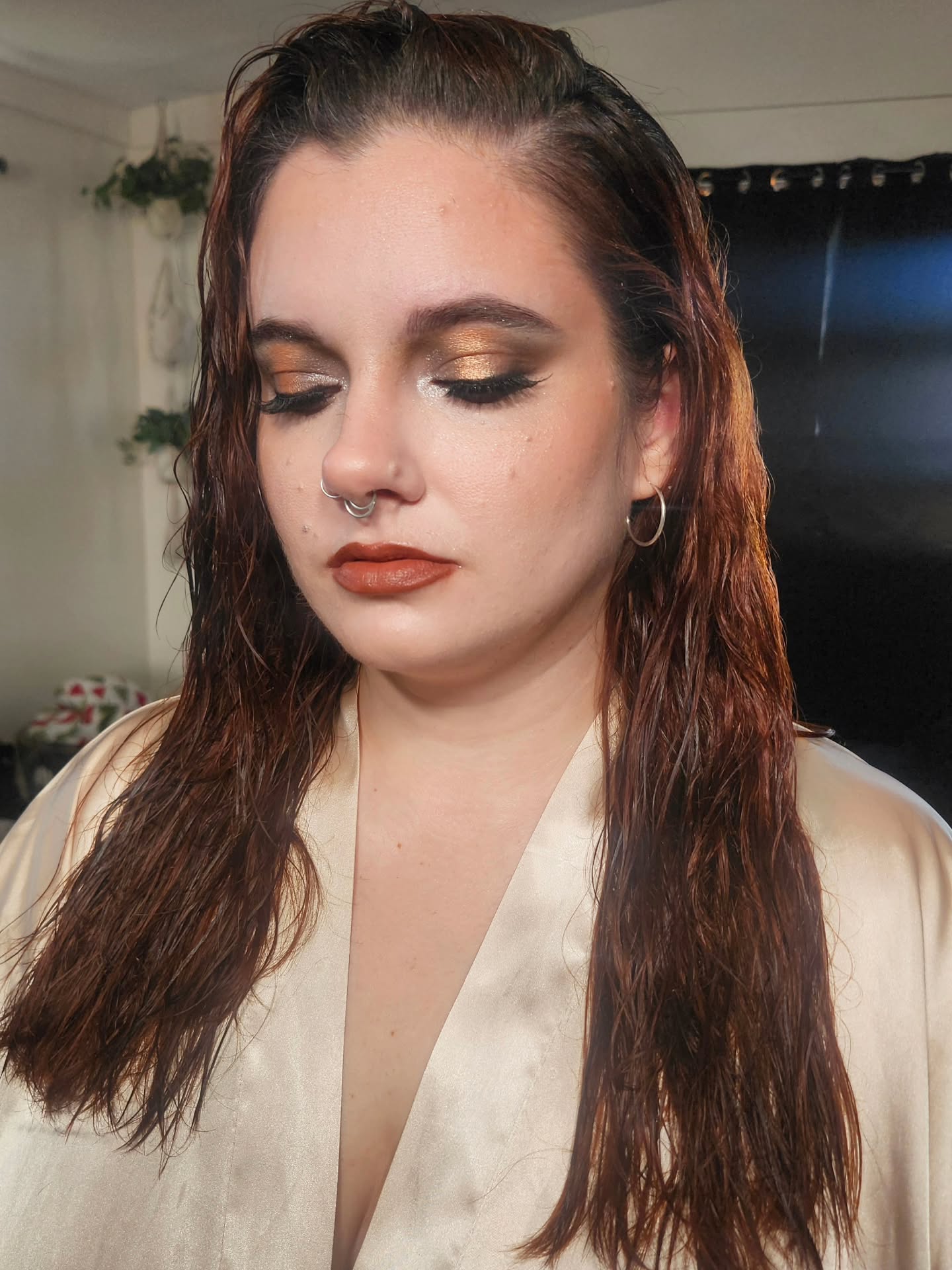 We all need a little sparkle this season✨️
Bronzy halo eye makeup with a soft glam base was perfect for our caught in the rain shoot with @melanieeatonphoto
Hair & makeup by me
#rvamakeupartist #wetlook #rvahairstylist #vabride #mua