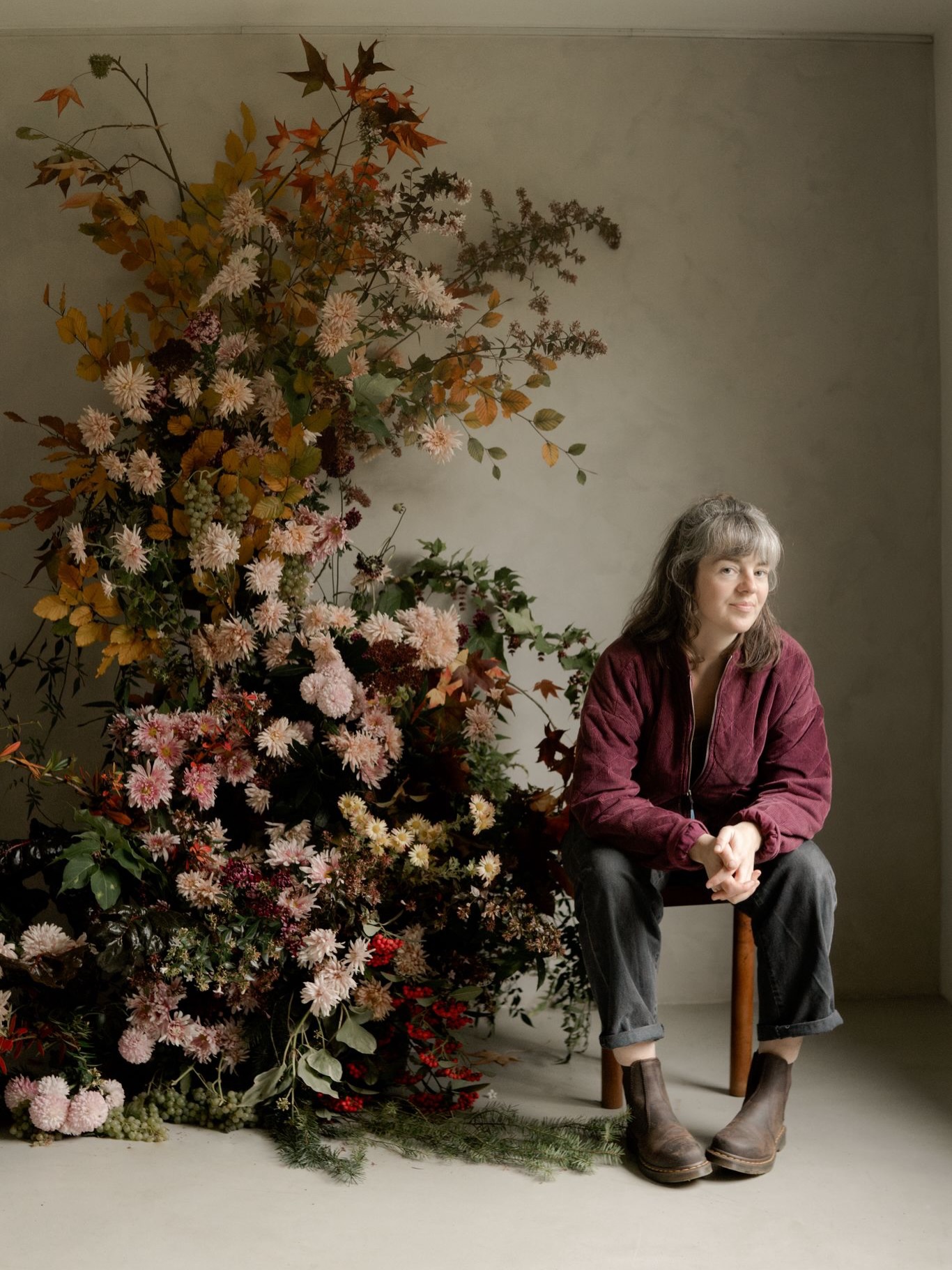 🎁 Merci d’être là… je vous offre un cadeau pour mes 15 ans !
L’année prochaine, cela fera 15 ans que j’ai lancé Freya Joy Garden Flowers, aux côté de ma mère, celle qui fait pousser les fleurs.
Il s’en ai passé des choses. On a bossé, évolué dans le métier, agrandi des parcelles, rencontré des gens, pris des coups de fatigue, eu de élan de motivation, planté beaucoup de vivaces, eu chaud, eu froid, fleuri beaucoup beaucoup de mariages vieilli! 😁
En 2020 je lançai le premier workshop avec l’idée de transmettre et de faciliter la reconversion vers des pratiques plus alignées avec les valeurs que je sais que nous sommes beaucoup à porter.
Toutes les rencontres que j’ai fait ces dernières années m’ont montré à quel point nous sommes similaires, des personnes passionnées, curieuses, engagées, tellement gentilles (oui il faut savoir le dire ) … qui donnent beaucoup pour faire exister un métier et faire les choses autrement.
Pour célébrer ce cap qui arrive, et parce que vous êtes top, j’ai envie de faire plaisir 🌼
🎁 Je mets en jeu 2 places pour ma Journée des Eco-fleuristes !
Les gagnantspourront choisir :
🌱 De participer à la
Journée des Eco Fleuriste du 28 Avril
✨ ou un Faire valoir comme bon sur le Workshop de Mai
🌸 ou faire valoir comme One-to-One avec moi (atelier de deux heures)
Pour participer :
1️⃣ Suivre le compte @freyajoygardenflowers
2️⃣ Liker ce post
3️⃣ Identifier 2 personnes à qui ça fera plaisir 💛
• Bonus : partager le post en story pour doubler ses chances 🍀
Je précise que ces ateliers sont plutôt axé pro mais que c’est « offrable »dans votre entourage.
Les ateliers pour particuliers arrivent bientôt c’est promis.
📆 Annonce du tirage au sort très bientôt !
⸻
Je me montre un peu avec la dernière installation de la saison ou une petite session photo s’est improvisée sous le regard doux de mon amie @solveigandronan
@collectif_delafleurfrancaise