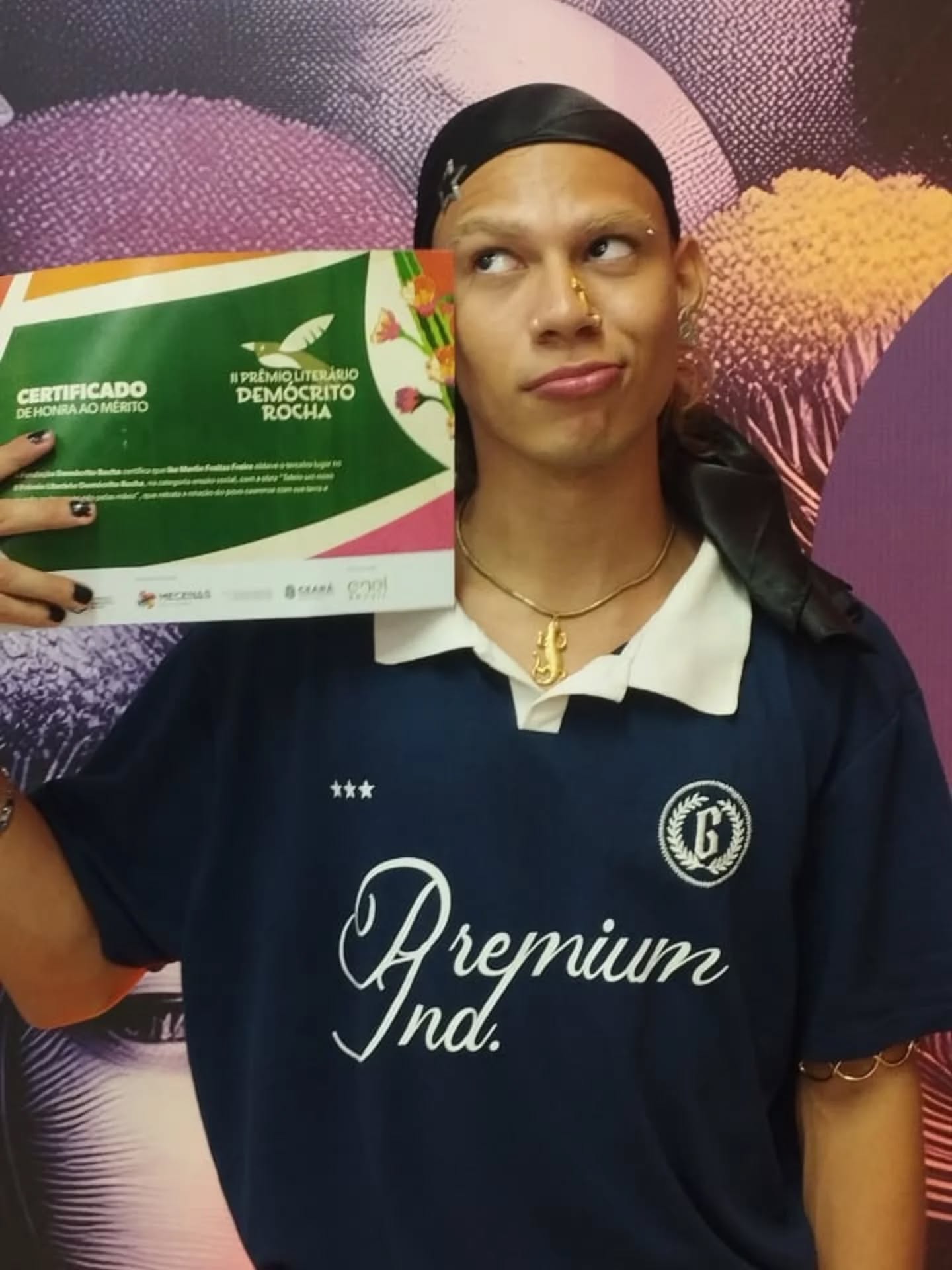 E as nossas premiações não param! Nosso aluno Ike Merlin, na noite de ontem, ficou em terceiro lugar no II Prêmio Literário Demócrito Rocha.
Em "Tateio um novo mundo ao trocar os pés pelas mãos", Ike Merlin, reúne quatro narrativas produzidas durante as aulas de campo da disciplina de Formação da sociedade Contemporânea, no semestre 2025.1.
Num passeio pelas ruas da cidade, o narrador experimenta a linguagem borrando fronteiras de formato entre a crônica, o ensaio e a reportagem de teor testemunhal para falar sobre agroecologia e combate à fome.
O trabalho foi orientado pela professora Ana Cláudia Peres. Ike está cursando o terceiro semestre do curso de Jornalismo/UFC.