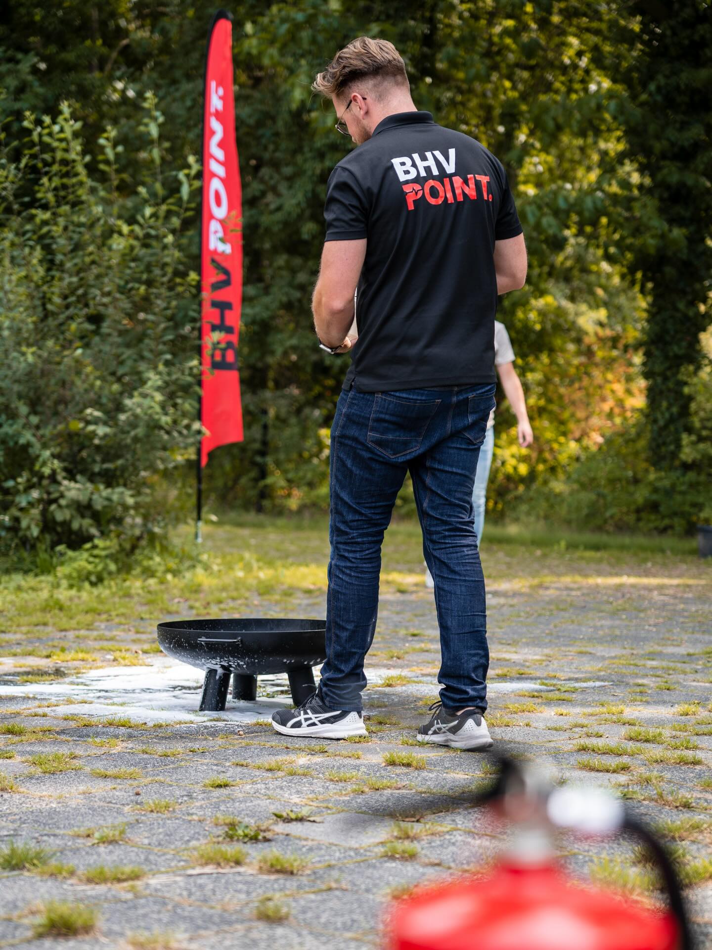 Dit is hoe ik train.
Echt vuur.
Echte blussers.
Echte mensen die staan te blussen alsof het niks is.
Want een brandblusser is geen decoratie.
In Nederland breken er jaarlijks meer dan 6.000 branden uit in bedrijven. En 9 van de 10 keer blust een collega hem.
Ben jij die collega die staat te kijken? Of diegene die hem gewoon uitmaakt?
Ik maak jouw team in 1 middag brandmeesters. DM = Ik kom langs en laten we trainen.
#veiligheid #safetyfirst #bedrijfshulpverlening #BHV #ehbo #veiligheidsbewustzijn #bedrijfsveiligheid #veiligewerk #noodsituaties #levensreddendhandelen #praktijkgerichteopleiding #eerstehulp #AED #BHVpoint #TeamBHVpoint #BHVpointTraining #putten #Veluwe #Ermelo #Harderwijk #nijkerk