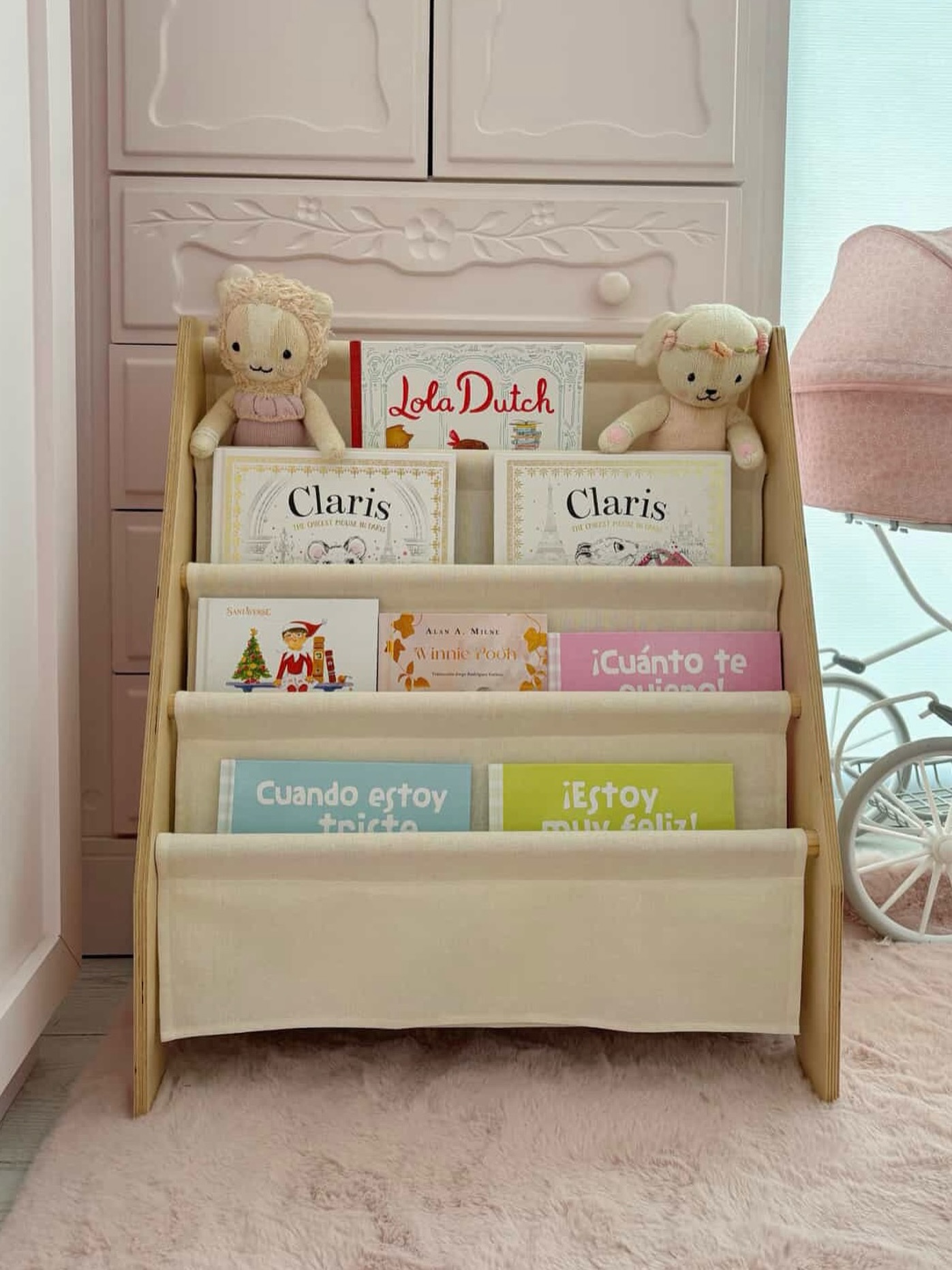 El amor por la lectura nace cuando los libros están a su alcance. 📚✨Crea un rincón que invite a leer… y verás cómo tu peque lo busca solo
Con muebles pensados para su altura y autonomía, cada historia se convierte en un descubrimiento.
.
#librosinfantiles #libreromontessori #reggioemilia #montessorienelhogar #libreroinfantil