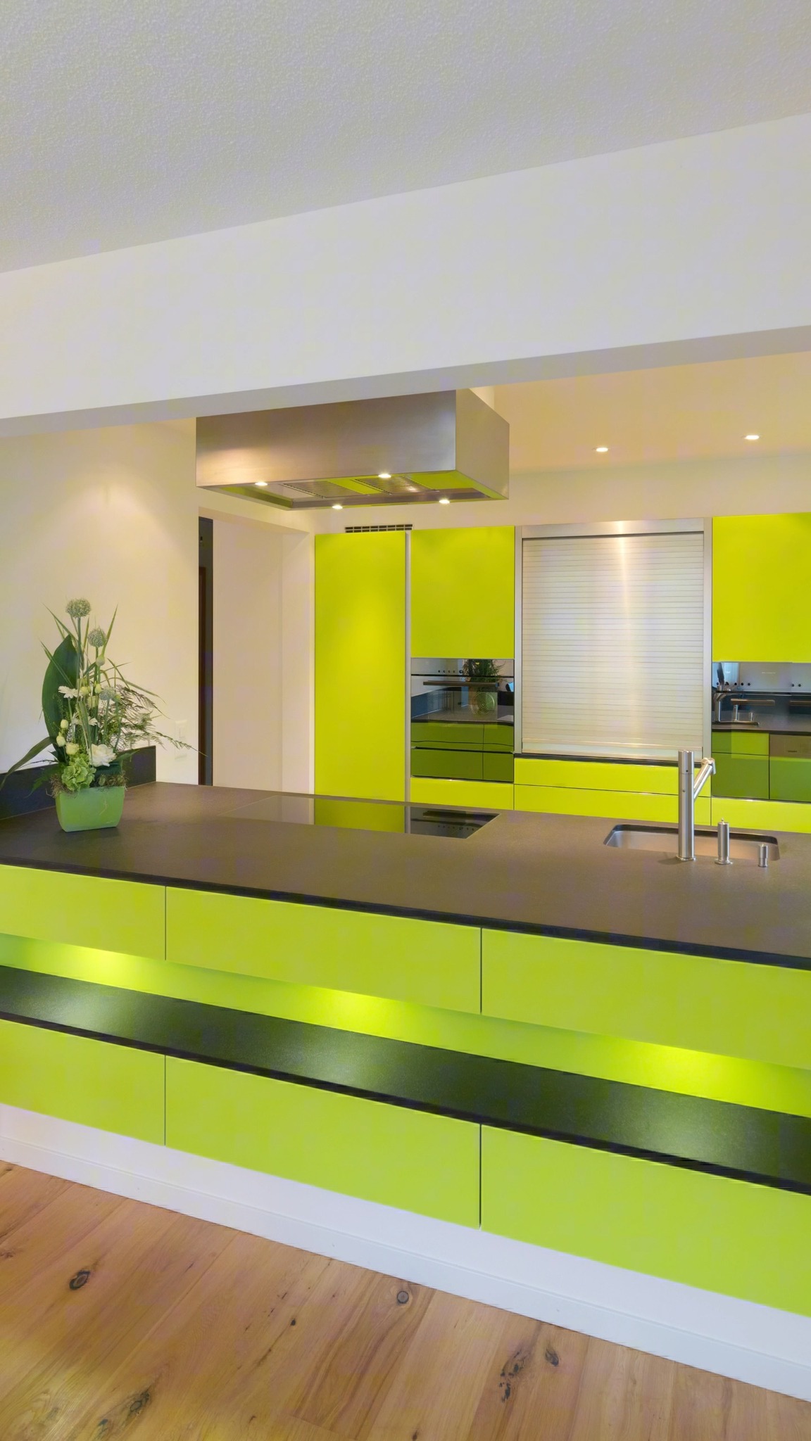 Mut zur Farbe! 💚 Diese Küche setzt auf klare Linien und praktische Lösungen. Hinter den grün lackierten Fronten steckt viel Handwerk. Eine Küche, die jeden Tag Freude macht.