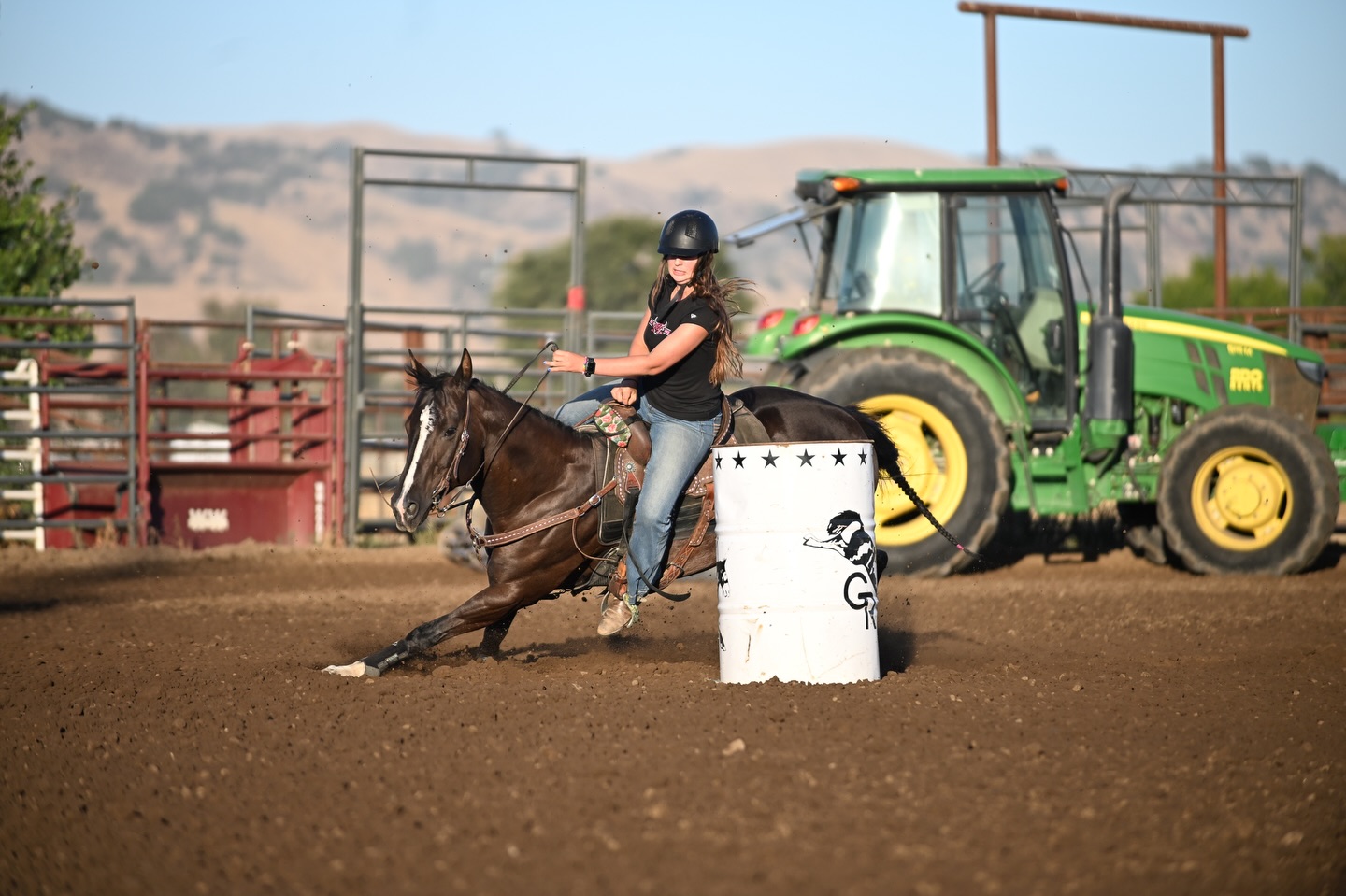 Want to level up this year?
Ever thought about riding with us?
If you’re already hauling a seasoned gymkhana horse or a solid junior rodeo horse, lessons still matter — probably more than you think.
Experience is a great foundation, but it doesn’t mean the learning stops. Even good horses (and good riders) benefit from guidance, tune-ups, and fresh eyes.
Lessons aren’t about going backward.
They’re about:
→ sharpening timing
→ cleaning up small habits
→ improving communication
→ helping your horse progress instead of just coping
→ giving you clear direction and confidence
As you move up, the details matter more — not less.
That’s why successful riders keep:
✔️ trainers in their corner
✔️ feedback coming
✔️ an open mind
If you’re ready to keep improving and want support along the way, we’d love to have you come ride with us.
Let’s make this your best season yet.
🐎✨