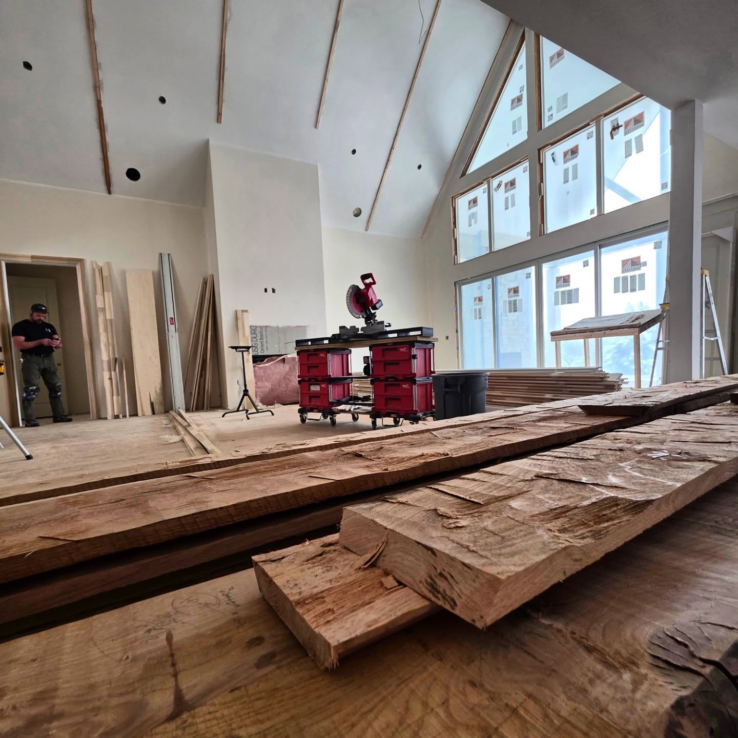 Getting ready to install some #reclaimed oak from @longwoodantiquewoodsig on this ceiling for that elevated antique look 🤩
Stay tuned for the progress!