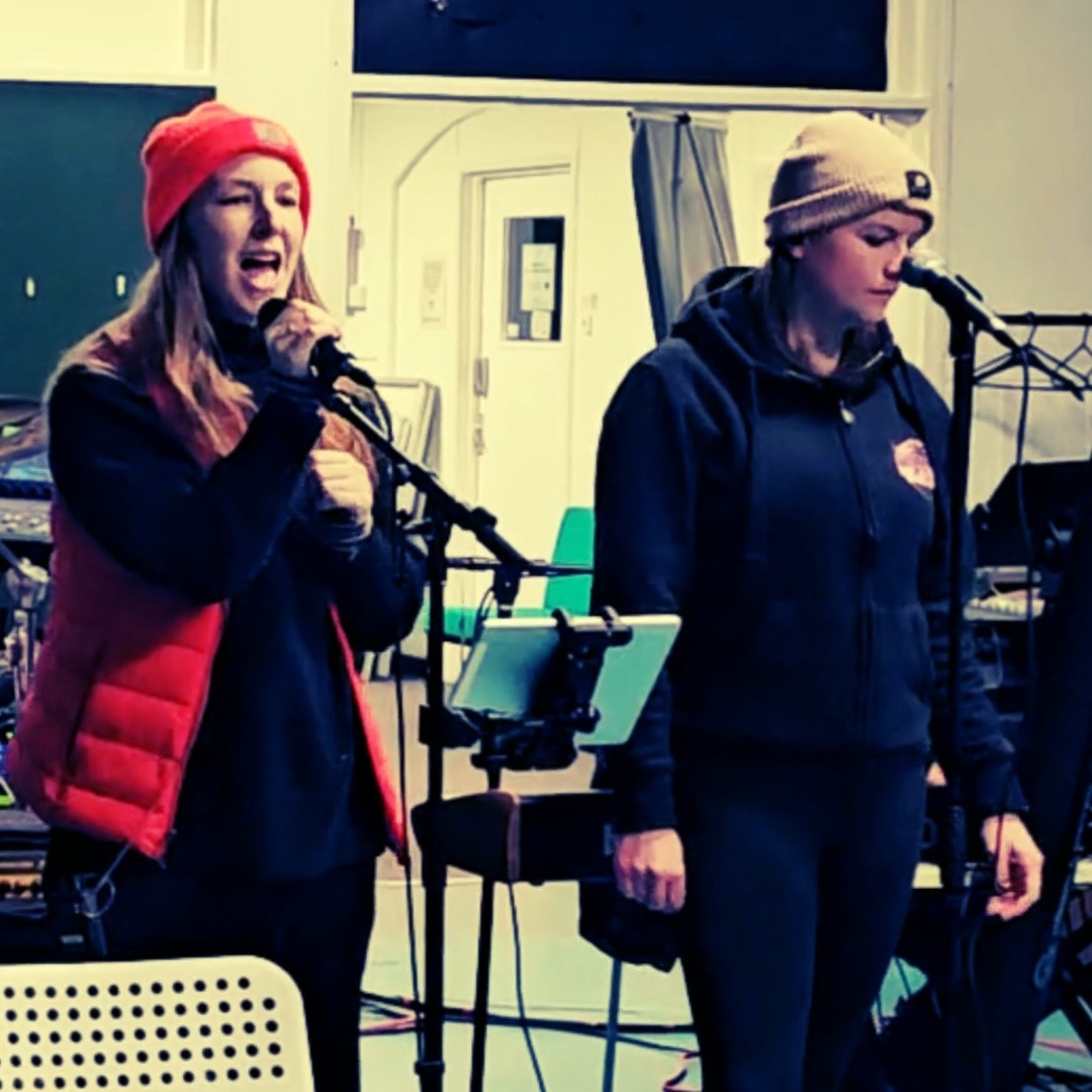 A little glimpse into our "rock and roll" world. Freezing cold rehearsals on Friday night, going over some new stuff❄🥶
It's not all big stages and flashy lights 🙄
Lots of new tracks and material on the way for 2026! 🎶🎤
#80stributeband #80slivemusic #weddingbanduk #tributebandsuk #edgeofseventeen #stevienicks