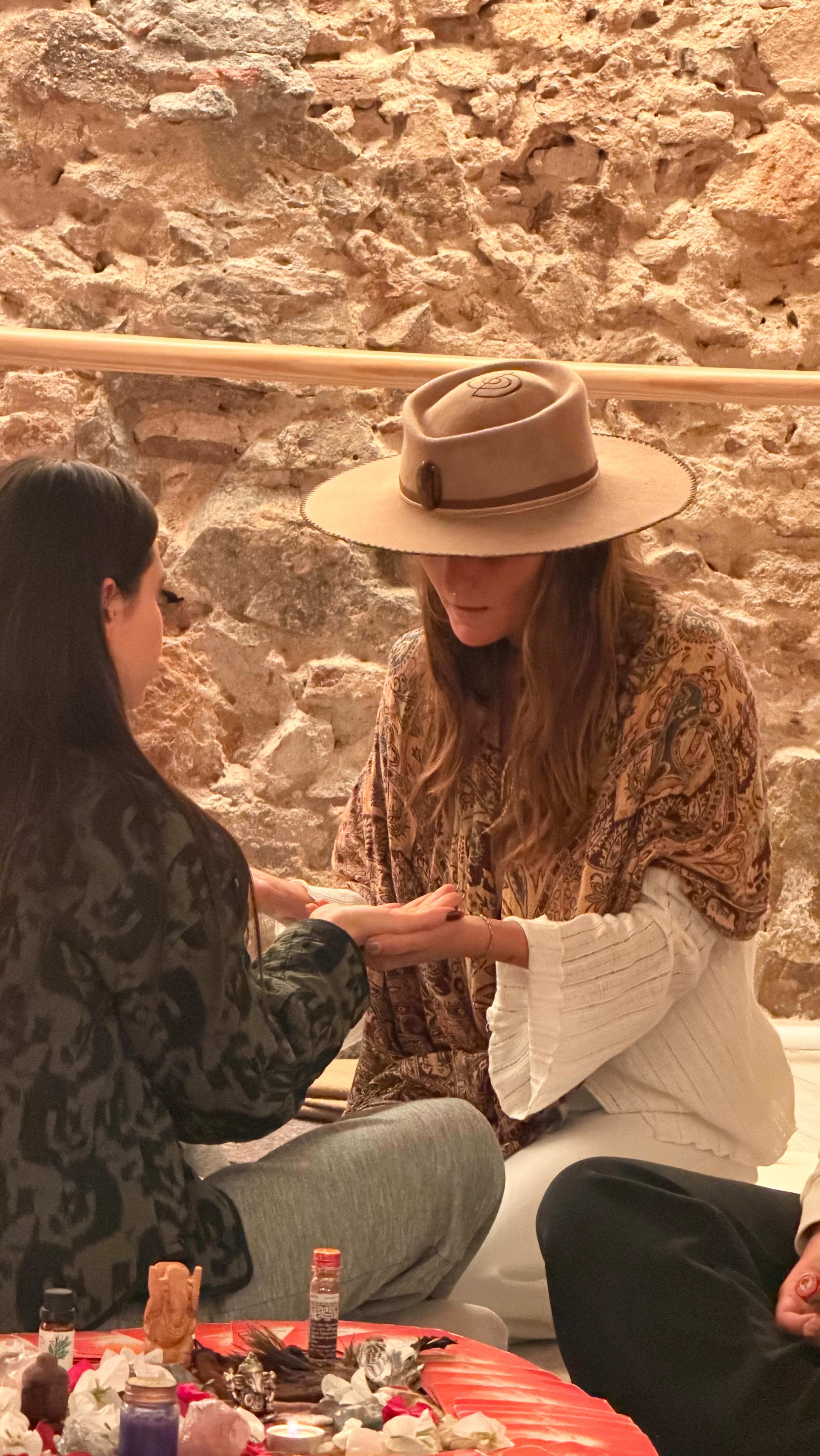 Les comparto un poquito de la ceremonia que estuvimos viviendo este fin de semana en Barcelona
en el mágico estudio de @macastudiobdn
Donde fui invitada a compartir la medicina que fluye a través de mi, para las futuras instructoras de yoga del TTC de @marina_calero
Me siento muy honrada por esta invitación
y muy feliz de que próximamente nuevas churritas estarán al servicio de la humanidad, gracias por su llamado, entrega, apertura y devoción.
Gracias infinitas a @hacialmar por ser puente entrelazador de mundos, por este y por todos los registros amorosos,
Tu visión, tu sensibilidad, tu dulzura y tu compañía es todo lo que mi Alma ama.
Infinita gratitud
Jochi
💖🧚🏻♀️🙏🏼✨🪸🌿🔮
@beatriz.molina_ @crisparkr @inesnavarromendez @evarome @__nrr @yogabyromero @_sweetfire @mercalduch