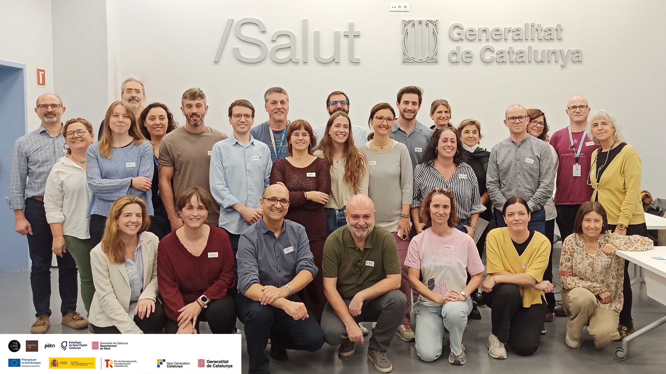 (cat) Un nou pas per a la salut digital a Catalunya
✨ Estem molt il·lusionades de continuar la col·laboració amb l’l’Estratègia de Salut Digital de Catalunya per avançar cap a un model d’atenció integrat i centrat en les persones. L’any passat vam impulsar un procés participatiu amb més de 3.400 persones que va definir una visió compartida d’un model d’atenció integrat i centrat en la persona i longitudinal, així com 10 principis guia per als futurs sistemes d’informació.
Ara ➡️ iniciem un esforç col·lectiu per aterrar aquesta visió mitjançant el mapeig i modelatge dels processos assistencials clau, que serviran per guiar el disseny de la nova generació de sistemes digitals de salut.
Ho fem juntament 🤝 amb Pëtri i PredictBy, sumant expertesa en participació, tecnologia i recerca. Com que la participació i les persones són al cor de la transformació del sistema, el passat 4 de novembre vam engegar la cocreació amb un grup de treball de 27 agents del canvi en els àmbits de la salut i social.
💬 Això és només el començament. Seguiu-nos per descobrir els propers avenços!
___
(eng) A new step in Catalonia’s digital health and care transformation
✨ We are very excited to continue our collaboration with the Digital Health Strategy of Catalonia to move towards an integrated, people-centered model of care. Last year, we led a participatory process with more than 3,400 people that defined a shared vision for an integrated, person-centred, and longitudinal care model, and 10 guiding principles for future information systems.
We are now ➡️ launching a collective effort to bring this vision to life through the mapping and modelling of key care processes, which will guide the design of the next generation of digital health systems.
We are doing this together 🤝 with Pëtri and PredictBy, combining expertise in participation, technology and research. Since participation and people are at the heart of system transformation, on November 4th we kicked off the co-creation with a working group of 27 health and social care changemakers.
💬 This is just the beginning. Follow us to discover the next steps!
#Participació #Cocreació #Innovació #transformaciósistema #salut