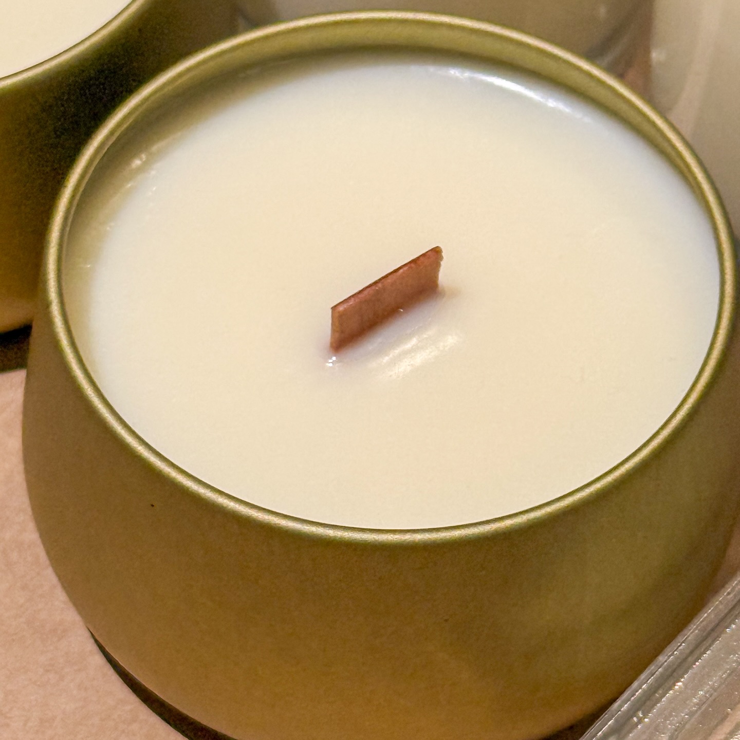 piccoli lussi – kleine Luxusmomente & Licht für die Seele ✨
Die piccoli lussi Kerze ist mehr als ein Duft – sie ist ein stiller Begleiter. Ein Ritual der Ruhe, das jeden Raum in sanfte Harmonie taucht.
Das feine Knistern des Holzdochtes, das zeitlose Design und ein Duft, der Wärme und Balance verströmt, schaffen eine Atmosphäre, in der du ankommst. In dir selbst.
Ihr goldenes Licht erinnert daran, dass wahre Fülle in den einfachen, achtsamen Momenten lebt.
Handgegossen, nachhaltig und nachfüllbar – ein Hauch von Luxus, der bleibt.
Zünde sie an, atme tief ein und schenke dir deinen persönlichen piccolo lusso.
🕯️ Arna Candles – Light • Enjoy • Refill
#arnacandles #piccolilussi #mindfulmoments #homevibes🏠