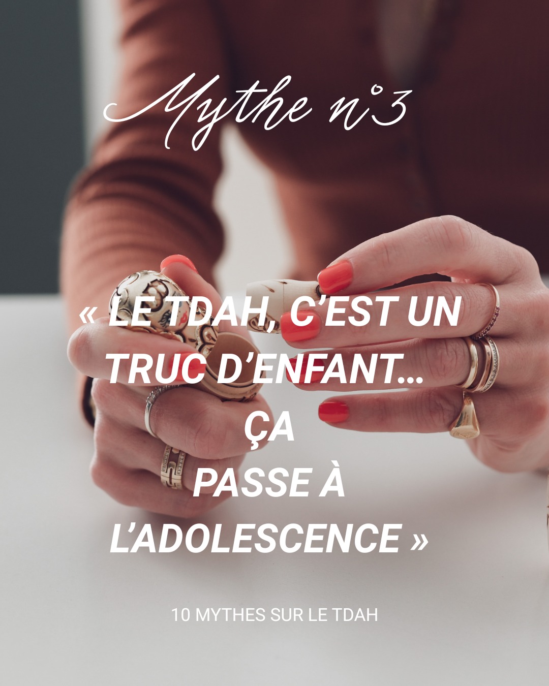 Mythe n°3 : « Le TDAH, c’est un truc d’enfant… ça passe à l’adolescence »
C’est une croyance séduisante.
L’idée que le TDAH serait un “problème d’enfance”, qui disparaîtrait dans une sorte de reset biologique automatique.
✨ Comme si, dans la nuit du 17 au 18 ans, les lobes frontaux se réalignaient et que la dopamine décidait de coopérer.
La science raconte exactement l’inverse.
📚 Les grandes cohortes longitudinales montrent que la majorité des enfants TDAH restent TDAH à l’âge adulte.
On ne “guérit” pas du TDAH : on grandit avec, mais il ne disparaît pas.
🧠 Ce que montrent ces études:
➡️ L’inattention persiste. C’est le symptôme le plus stable : surcharge cognitive, dispersion interne, difficulté à maintenir le fil, pensée en arborescence difficile à canaliser, oublis, retards...
Chez l’adulte, cela devient moins spectaculaire… mais beaucoup plus coûteux.
➡️ L’hyperactivité change de forme
Plus socialement tolérée chez l’adulte (“énergique”, “intense”), voire même valorisée.
Souvent mentale : agitation interne, pensées rapides, impossibilité de “couper”.
Parfois auto-médicamentée avec des substances accessibles à l’adulte : tabac, alcool, THC, cocaïne… un classique.
🧠 Les images cérébrales confirment la continuité:
Les différences frontales, fronto-striatales, de modulation dopaminergique et de régulation attentionnelle persistent.
a réalité est simple :
➡️ Le TDAH est un trouble neurodéveloppemental persistant.
➡️ Ce qui change, c’est l’apparence des symptômes.
Le TDAH ne “passe” pas, il évolue, il se transforme, il se masque parfois… mais il reste là.
✨ La semaine prochaine : mythe n°4 — « les écrans créent le TDAH ».
#TDAH #ADHD #Neurosciences #Psychiatry #SantéMentale #Neurodéveloppement #EvidenceBasedMedicine #Clinicalresearch #FonctionsExécutives #Inattention #ADHDAdults #Science #Research #MentalHealthAwareness @boiteapsy