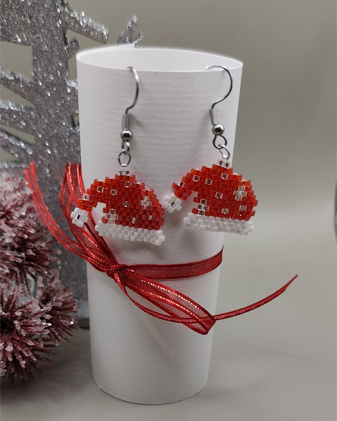 🎄 Réalisez des boucles d’oreilles "Bonnet de Noël" avec notre kit DIY Brick Stitch ! Avec des perles Miyuki Delica et tous les outils nécessaires, mettez la magie de Noël à vos oreilles. Achetez-le maintenant : https://wix.to/JgpRh7l #DIY #Création #Noël #Frvcreations