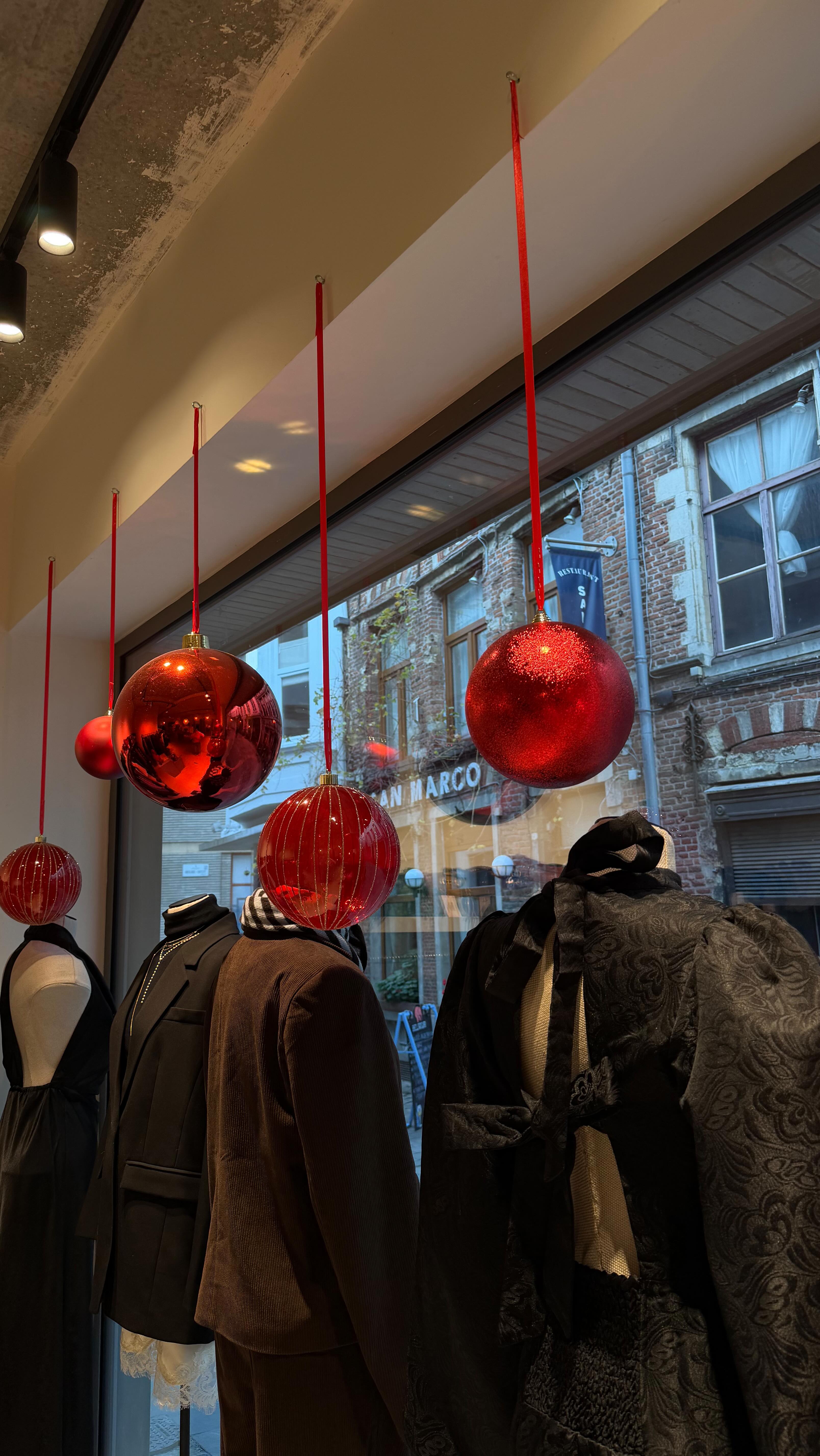 In december zijn we 7/7 open! Ideaal voor de leukste cadeautjes en outfits te shoppen!✨🎄
Zondag en maandag telkens van 12u-18u
Dinsdag tem zaterdag telkens van 11u-18u 🎄
Hopelijk tot snel ✨❤️