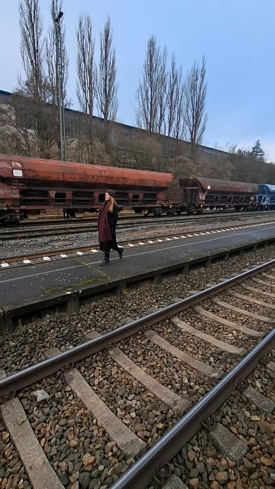 Liebe Frau… ich sehe dich.
Ich sehe, wie du jeden Tag versuchst,
Mutterschaft, Arbeit, Erwartungen und deine eigene Sehnsucht unter einen Hut zu bringen.
Wie viel du trägst und gibst.
Und wie selten du dafür wirklich gehalten wirst.
Wir sind die Generation dazwischen.
Unsere Großeltern mussten überleben.
Unsere Eltern haben gelernt:
Leistung = Wert.
Und wir wurden die Schlüsselkinder - versorgt, aber oft emotional allein.
Und heute stehen wir hier:
heilend, wachwerdend, versuchen unseren Kindern die Sicherheit zu geben, die wir selbst so oft vermisst haben.
Wir brechen Muster, während das System weiterhin ruft:
Funktionier.
Sei stark.
Mach weiter.
Es ist viel.
Mehr, als eine Frau alleine tragen sollte.
Ich wünsche mir, dass wir uns erlauben,
ehrlich zu sein.
Müde, verletzlich und gleichzeitig so unfassbar stark.
Dass wir uns unterstützen, wieder Dörfer bauen, Gemeinschaft leben und erkennen, dass wir niemals dafür gemacht waren, alleine durch all das zu gehen.
Du bist die Frau des Übergangs.
Die Brücke zwischen dem Alten und dem Neuen.
Und du machst das so unendlich gut! 🖤
#frausein
#weiblichkeitleben
#bewusstefrauen
#frauenausdermitte
#schlüsselkinder
#transgenerationaleheilung
#traumaarbeit
#selbstverbindung
#authentischleben
#slowmotherhood
#intuitivemutterschaft
#mentalload
#dörferstattalleingang
#fühlenstattfunktionieren
#achtsamemutterschaft
#mindfulmotherhood
#herzverbunden