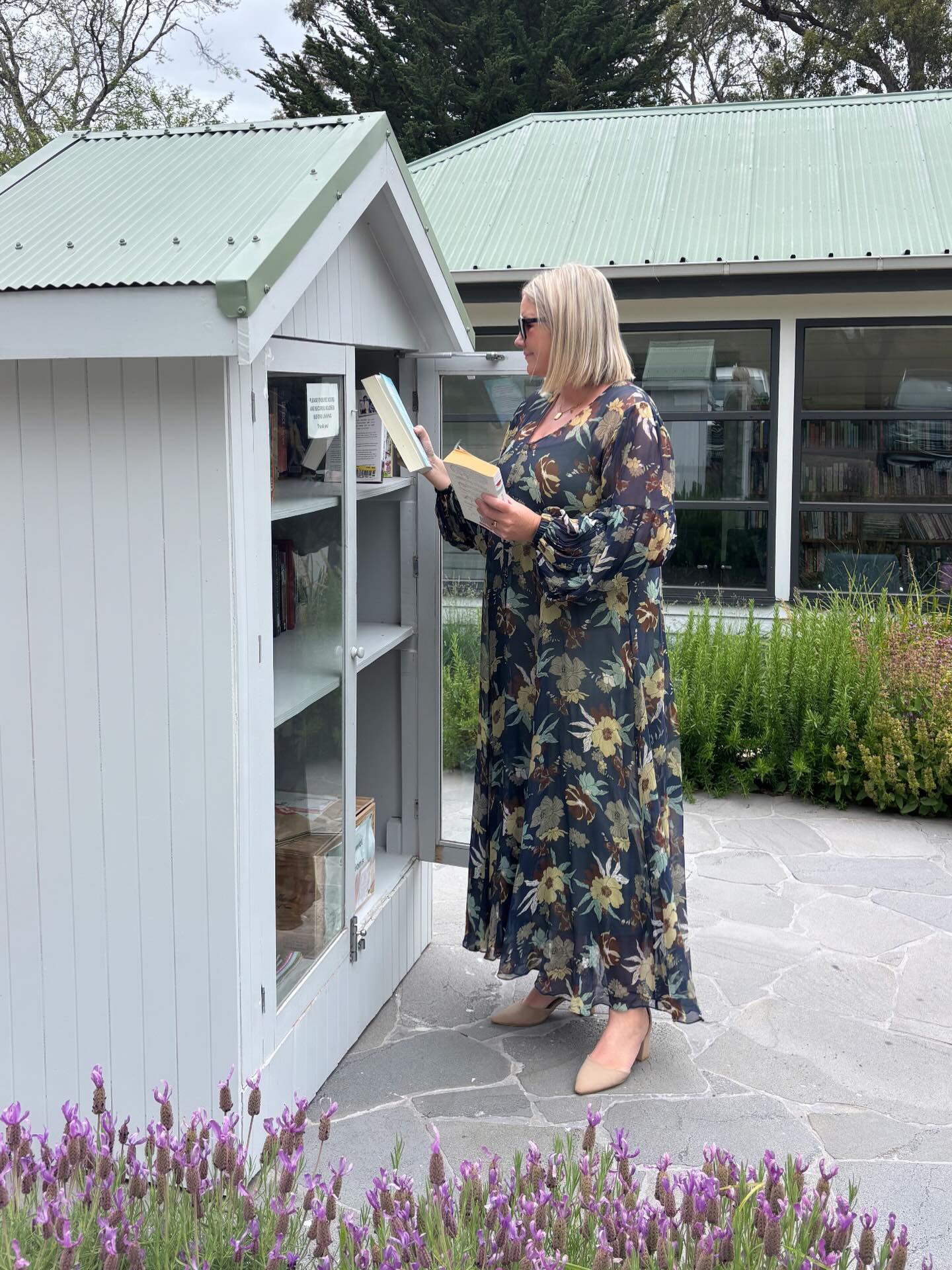 This morning we welcomed Gisborne local and avid reader Erin, who stopped by to browse our Community House library. She left with Tom Selleck’s memoir — a brilliant choice!
Our community library is open to the public every day via Victoria Street. Pop in anytime to discover your next great read.