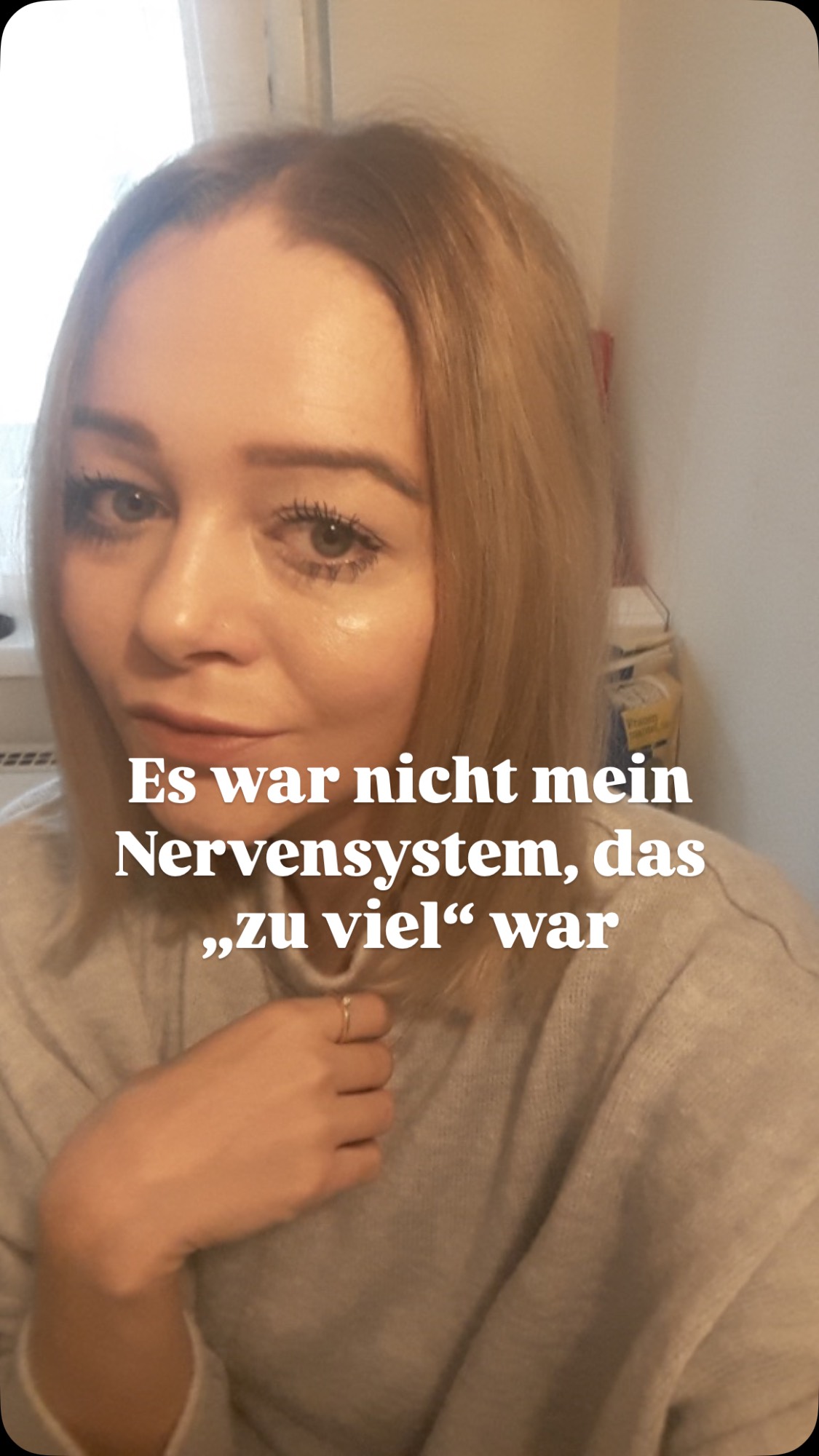 Es war nicht mein Nervensystem, das zu viel war. Es war mein Leben, das zu wenig Raum gelassen hat.
Es war nie zu wenig Energie.
Es war: zu wenig meine Energie.
Wir vergessen so schnell, wie ein Körper eigentlich fühlt, wenn er nicht nur überlebt, sondern wieder mit uns spricht.
Wie viel Weichheit entsteht, wenn wir aufhören, uns zusammenzureißen.
Wie viel Kraft in uns liegt, wenn wir aufhören, uns kleinzumachen.
Wie viel Energie zurückkommt, wenn wir endlich aufhören, sie gegen uns selbst einzusetzen.
Dein Körper hat immer versucht, dich zu dir zurückzubringen.
Nicht, um dich aufzuhalten — sondern um dir den Weg zurück zu zeigen.
Und genau dafür öffnet sich im Dezember ein Raum, der dich wieder näher zu dir bringt.
Sanft. Klar. Echt.
✨🌒UNHOLY DECEMBER – Dein Winter-Reset für Nervensystem, Bedürfnisse & deine Energie.
→ Warteliste ist offen, Link in Bio🫶🏻
(Soft Reminder: Alle auf der Liste bekommen den Presale-Preis & Early Access.)
Ich freu mich auf uns.
All the love,
Eva 🫀
BODYWISDOM
EMBODIMENT
FEMALE EMPOWERMENT
NERVENSYSTEM
#embodiment#nervensystemheilung#emotionalrelease#achtsamkeit#feelittohealit#körperarbeit#mentalegesundheit#bodywisdowm#femaleembodiment