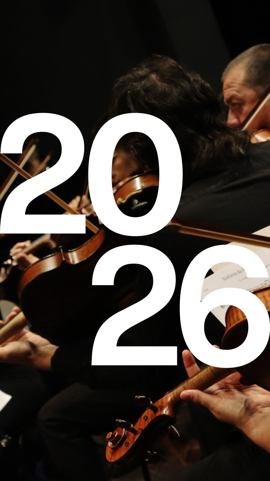 Obrigado, 2025. ✨🎶 Encerramos este ano com o coração cheio de música e gratidão. Cada concerto, cada aplauso e cada encontro só foi possível graças ao talento e à dedicação dos músicos da OSLI, aos solistas convidados que dividiram o palco conosco e a toda equipe que trabalha para fazer a música acontecer.
Nosso agradecimento especial ao público, que esteve presente, vibrou, se emocionou e caminhou ao nosso lado ao longo de toda a temporada. Vocês dão sentido a tudo isso.
Que venha 2026, com ainda mais música, encontros e histórias para viver juntos. #OSLI2026