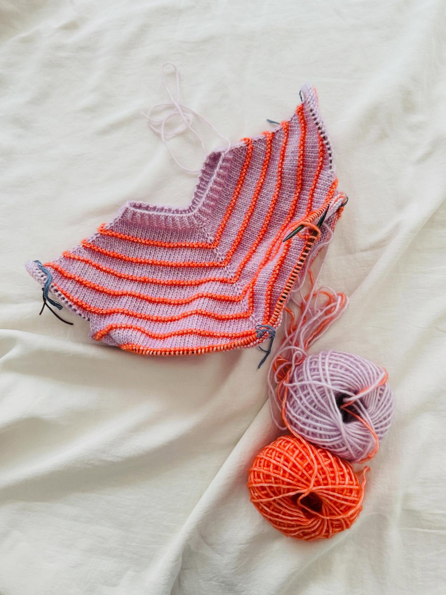 In comparison to his big sister this little guy owns only a very few hand knitted sweaters, so it’s about time to change that! On my needles is currently a #paulinesweater - Junior version - and I am not sure who is more in love with design and color combo: he or the proud mom 🥰☺️
.
The pattern is already available on my website and Ravelry and I think it’s one of my earliest kids patterns 🥰
.
.
.
Pattern by me - #paulinesweaterjunior - and available in German and in English on my website and Ravelry
.
Wool: Cotton Merino in the shades Lavendel and Karmin by @katiayarns
.
Advertising
.
#knitting #knittinglove #knittingaddict #knitknitknit #nevernotknitting #knitwear #contemporaryknitwear #iloveknitting #makeyourownclothes #memadewardrobe #handcrafted #craftastherapy #knitstagram #knitspiration #mohair #mohairsweater #knitter #knittersofinstagram #knittersgonnaknit #slowfashionmovement #stricken #strickenmachtglücklich #strickenistmeinyoga #strikk #egostrikk #strikkedilla #strikkeinspo #paulinesweater