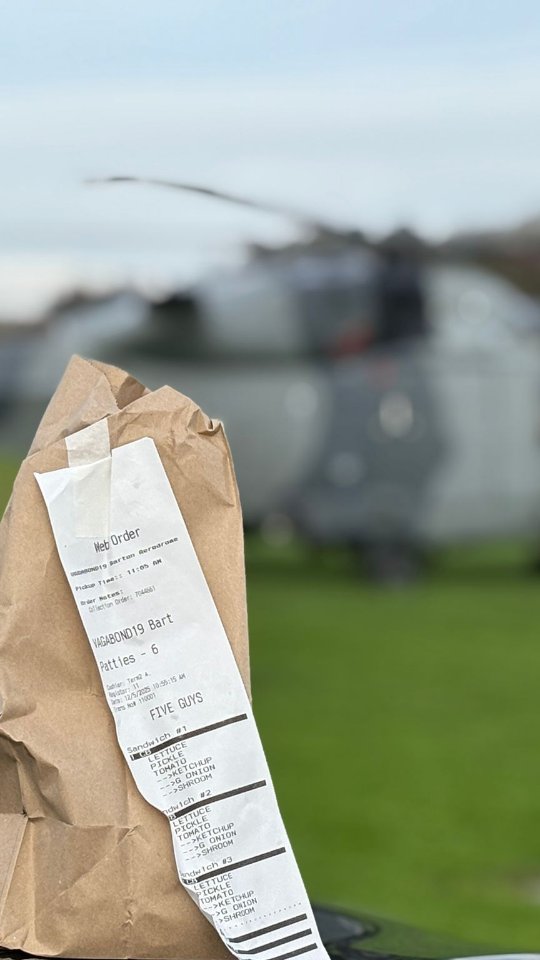 A @fiveguysuk pitstop for VAGABOND this morning on their way back South. Always nice to welcome @1regtaac 👋 🍔 🍟 🚁
📷 FISO Carl
#a159 #wildcats #aac #armyaircorps #bartonaerodrome #generalaviationlovers #manchesterbartonaerodrome #MilitaryAviation #militarypilot #grassrunways #privatepilot #wildcatpilot #armyaircorps #armylover #armylife