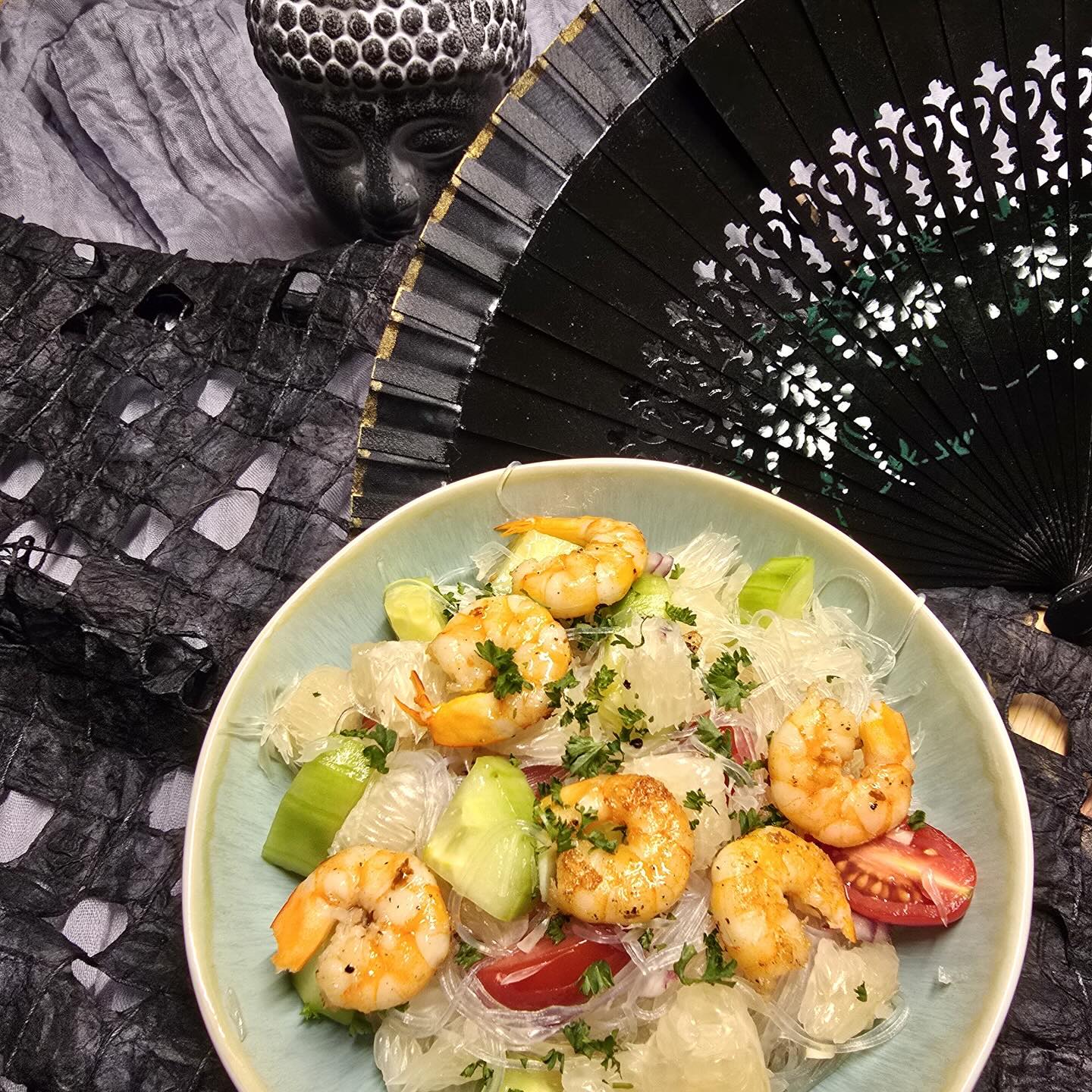 Pomelo-Salat mit Garnelen
Pomelo ist die kleine Sonne im Wintergrau: fruchtig, frisch und genau das, was die kalte Jahreszeit manchmal braucht
Frische Pomelo, saftige Garnelen und ein Hauch Limette.
Knackig, leicht und voller Aroma. Pomelos sind zudem voll mit Vitamin C, B-Vitaminen, Kalium und Ballaststoffen.
Wer es ein bisschen wilder mag, kann noch Chili und Erdnüsse drüberstreuen… Wir haben sie diesmal schlicht vergessen – nennen wir es kreative Flexibilität.
Zutaten für 2 Personen :
½ Pomelo
1 kleine rote Zwiebel
2 Knoblauchzehen
½ Salatgurke, geschält, in Stücke geschnitten
10-15 Cherrytomaten, halbiert
250 g Garnelen
Frischer Koriander
Glasnudeln, nach Packungsanleitung gekocht
Für das Dressing:
5 EL Fischsauce
1 EL Zucker
3-4 EL Limettensaft
Zubereitung:
Die Pomelo schälen, in Spalten teilen und sorgfältig filetieren. Mit den Händen in nicht zu grobe Stücke zupfen.
Die Zwiebel und den Knoblauch fein hacken.
Koriander fein zupfen und dazu geben.
Für das Dressing Fischsauce, Zucker und Limettensaft gut verrühren und mit den Glasnudeln, Pomelo, Gurken und Tomaten in einer Schüssel vermischen.
Garnelen in einer Bratpfanne anbraten, würzen. Auf den Salat geben und Servieren.
En Guete !
#thekitchenwitches #pomelo #salat #salad #saladlover