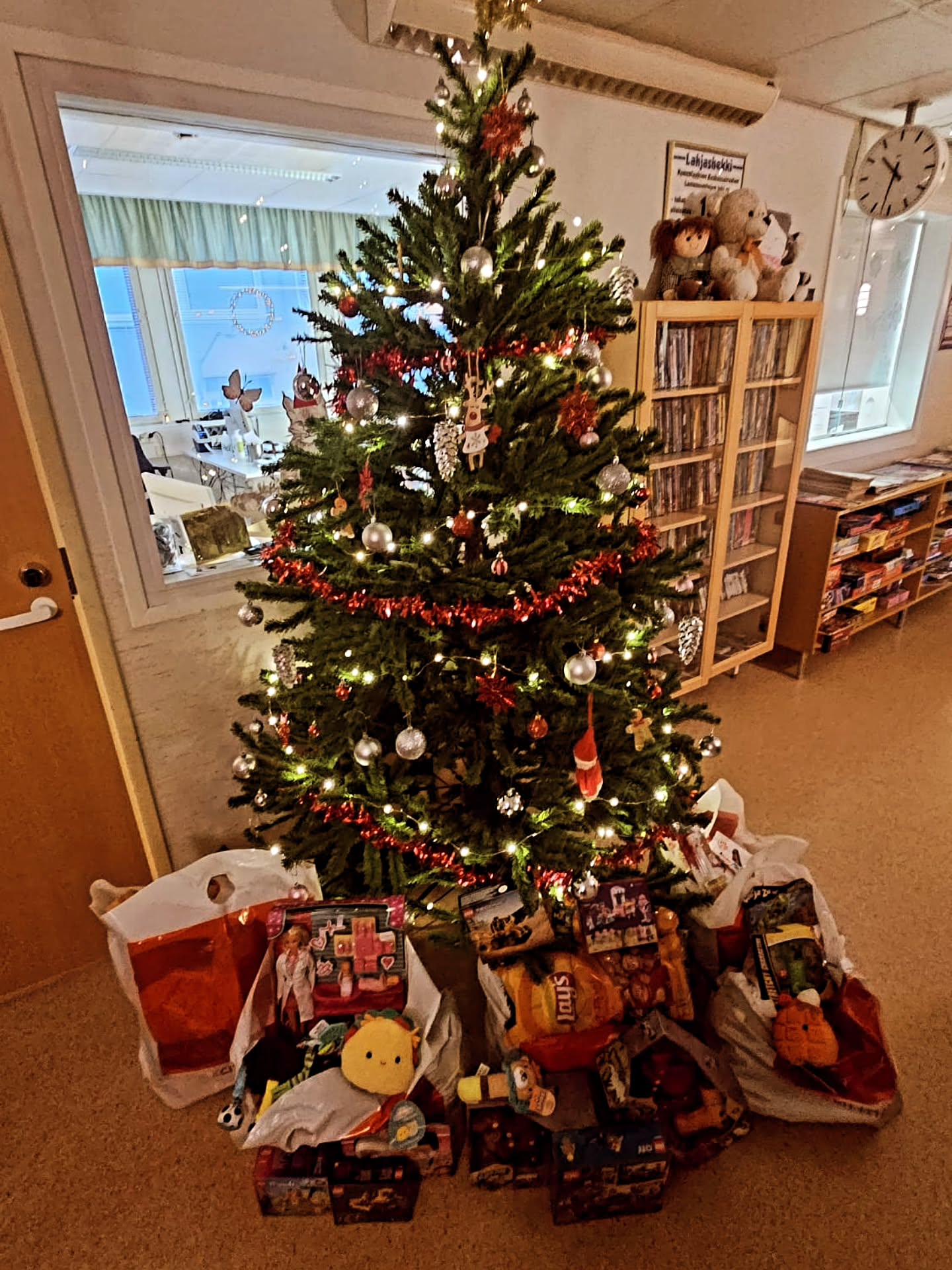 Suuret kiitokset @kcmkotka ja kauppias Oskari Penttinen suuresta joululahjoituksesta lastensairaalalle❣️ Lelut ja herkut ilahduttavat joulunajan pieniä potilaita🥰 Ihanaa joulunodotusta teille kaikille! 🎅
@kcmkotka
@kymenhva_lastensairaala