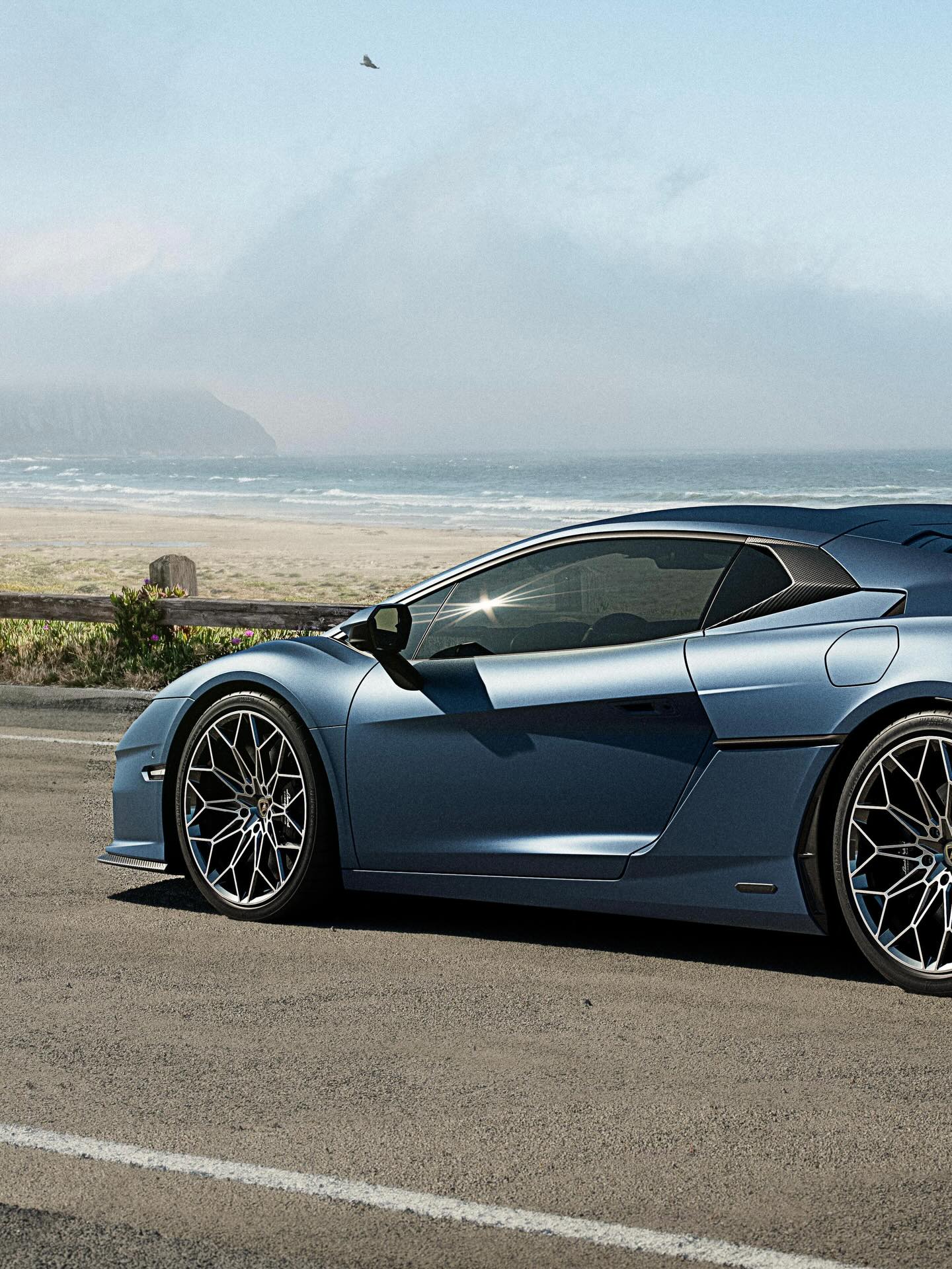 O Lamborghini Temerario abre um novo ritmo para a marca ao combinar energia híbrida, design preciso e aquela sensação de movimento que começa antes mesmo do motor ligar. Um superesportivo que respira futuro sem perder o charme clássico do volante nas mãos.
Quer mergulhar nessa novidade que está redesenhando o luxo sobre rodas? A matéria completa te espera no link da bio.
#Lamborghini #Temerario #Fuoriclasse #Superesportivo #LuxuryLifestyle #CarrosDeLuxo #AutoNews