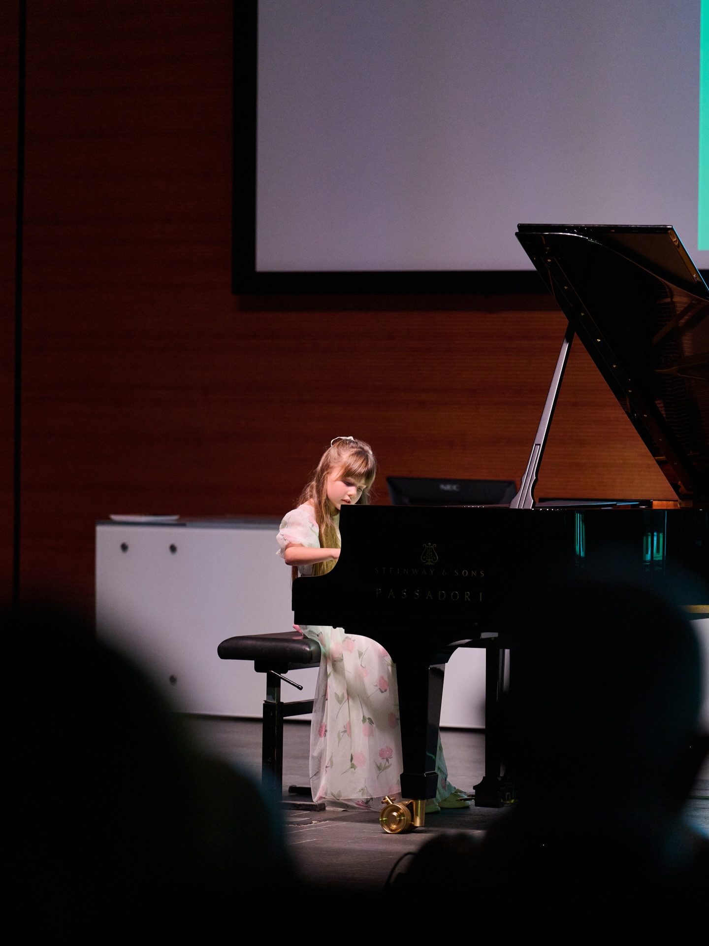MICHELLE MAZZARELLO–ANTYSHCHENKO
Sensibilità, delicatezza e tecnica impeccabile.
Michelle ci ha regalato un programma ricco di colori: da Gillok a Bach, da Tchaikovsky a Maykapar.
Un’esibizione che ha incantato il pubblico e riempito la sala di poesia. 🌙🎶
#lamusicadelcuore#notedivita#ospedalepapagiovannixxiii#cardiologiapediatrica
