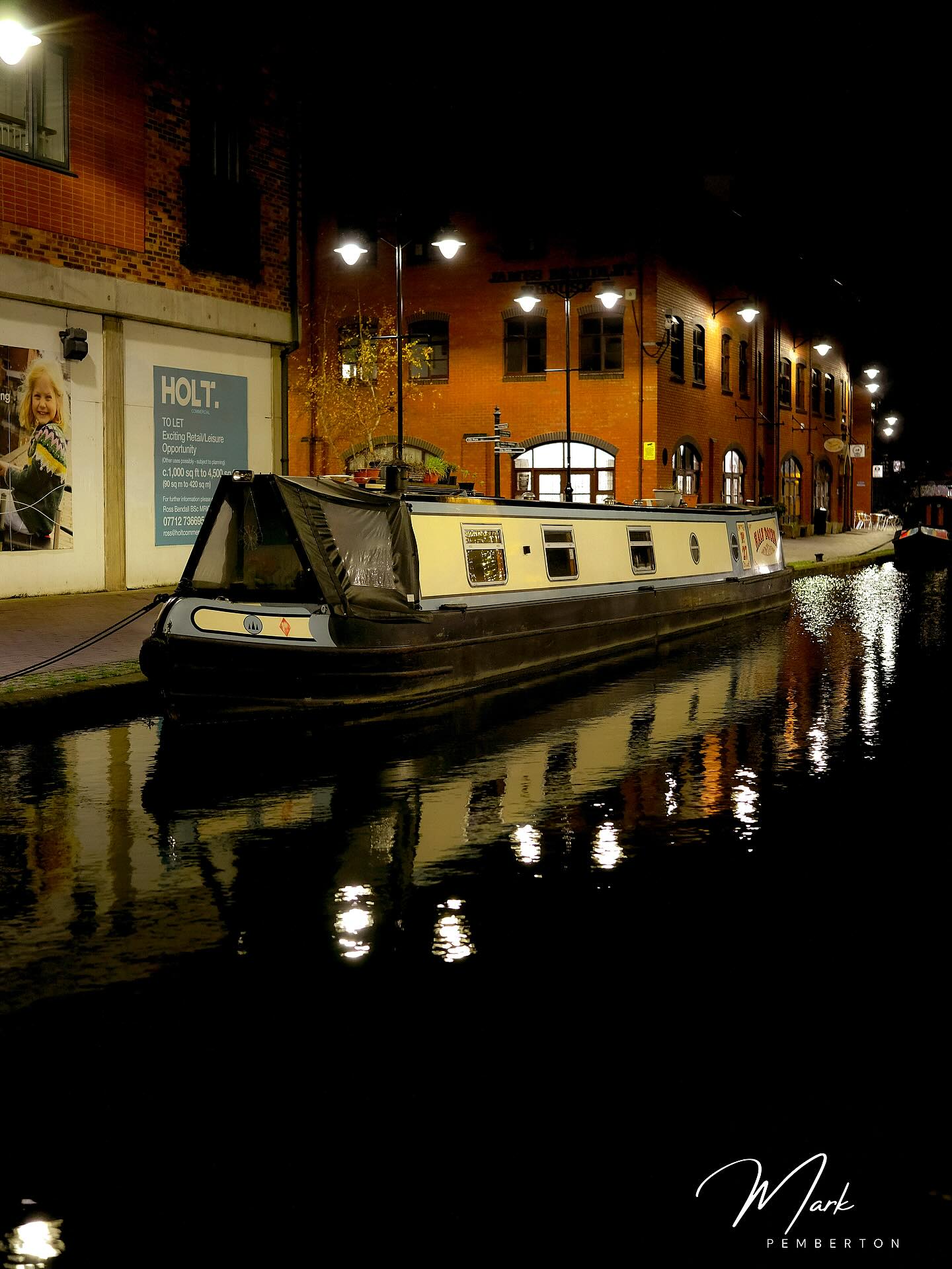 This canal boat was beautiful as it was had the light above and reflected below…a fantastic sight #visitcoventry #covcitycentre #covcanalbasin #canalandrivertrust #bbc_midlands #excellent_britain #igersuk