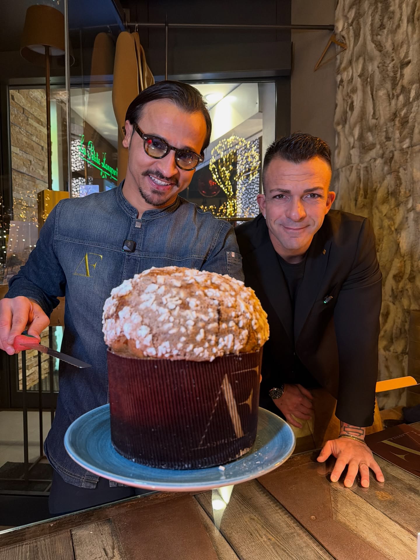 🎄 A Rimini c’è un solo posto dove il Natale ha il sapore di Francesco Aquila.
I suoi panettoni arrivano in esclusiva alla Petite Langoustine, come un regalo che non tutti possono scartare… ma voi sì.
📞 Prenotazioni & info: 3484819146
📍 La Petite Langoustine
…dove il mare incontra il burro, e il burro vince sempre. 🥂✨