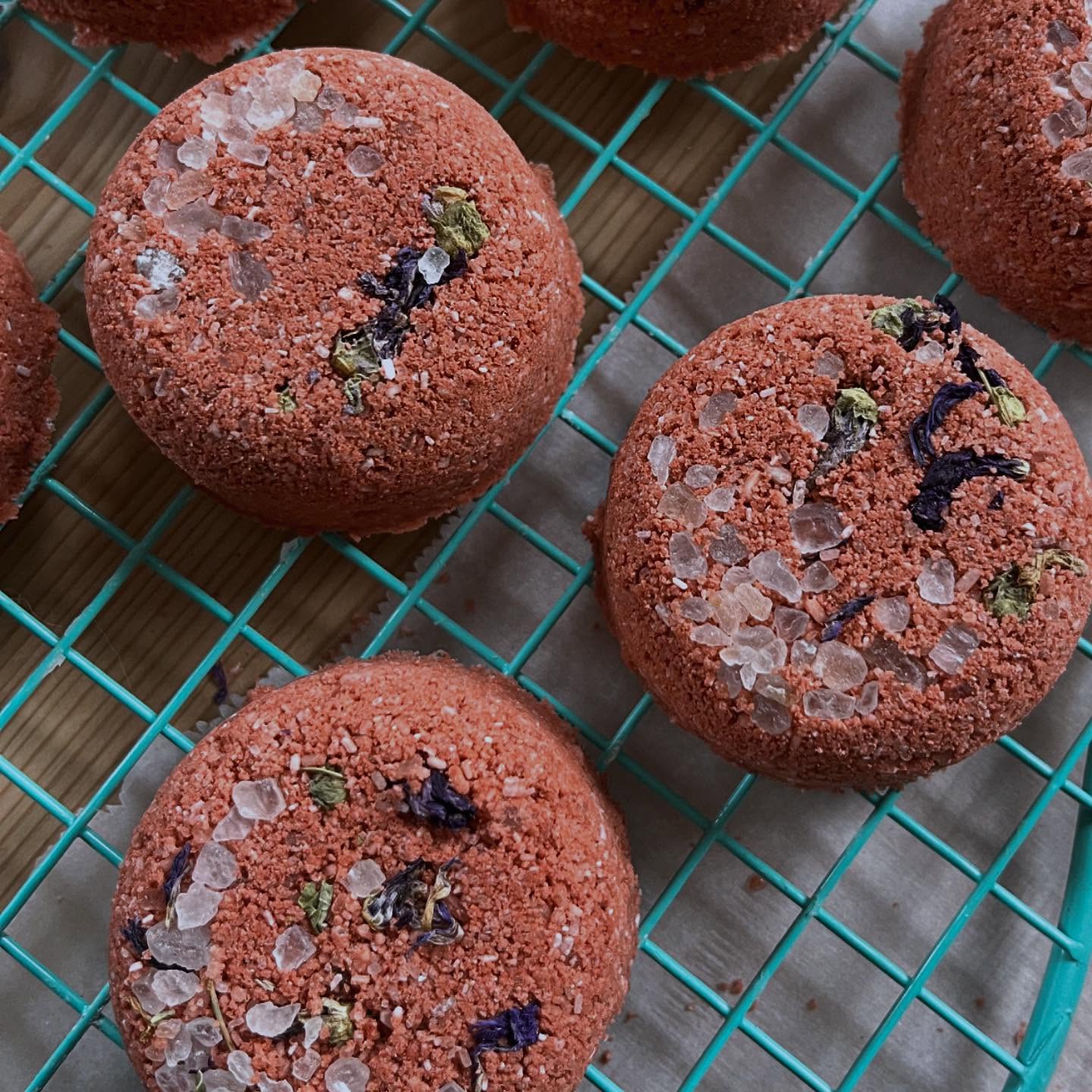 These moonlight bath bombs look like a witch’s home-baked cake 🧁🌙 Made with coconut milk, Dead Sea bath salts, Epsom salts, natural essential oils, and shea butter to nourish the skin and body. The scent is a dreamy woody-floral - perfectly paired with one of our moonlight candle!