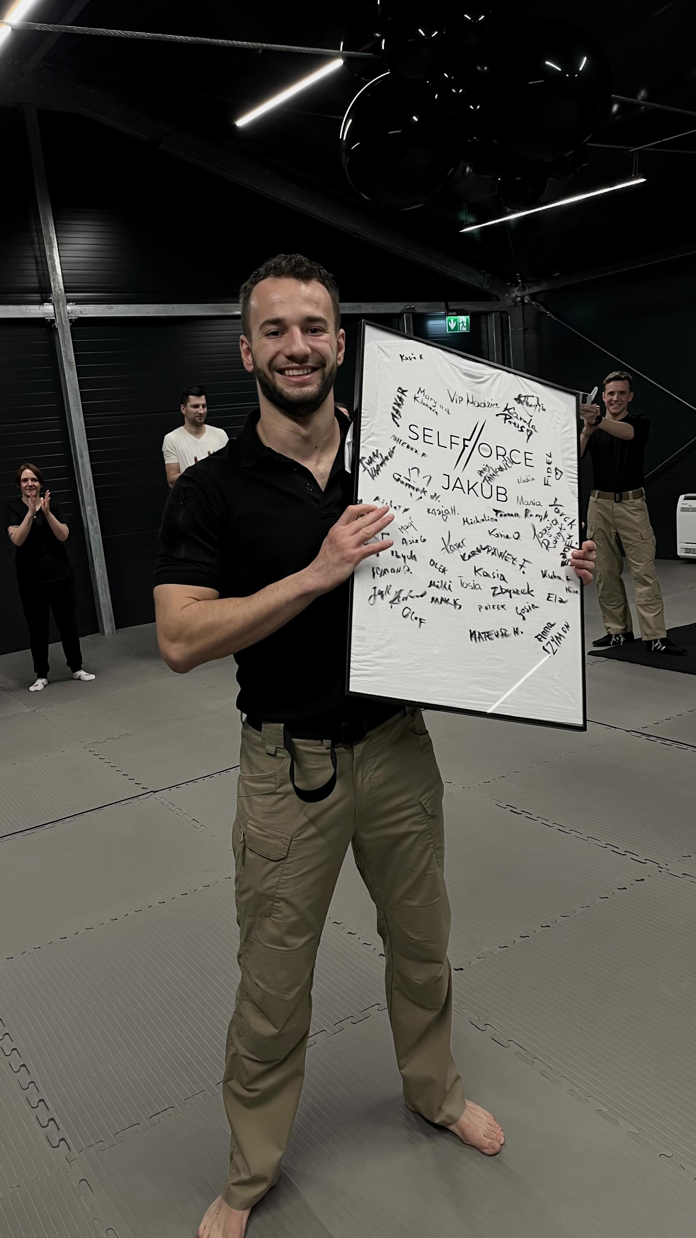 Rok przygotowań, tysiące ustaleń, tygodnie pracy i ogrom cierpliwości. Wszytskie elementy prowadziły nas do tego dnia. Gdyby nie Wasze miłe słowa, dopingowanie i motywacja, byłoby nam na pewno ciężej.
Witamy Was na nowej sali - większa przestrzeń i komfortowe warunki, w których możemy wspólnie trenować.
Poprzeczkę postawiliście sobie naprawdę wysoko, ale życzymy żebyście trenowali tu jeszcze ciężej i osiągali jeszcze lepsze wyniki.
Dziękujemy za wspólne 5 lat. Z nadzieją idziemy dalej 🖤
Trenuj Walcz Zwyciężaj - selfforce
#kravmaga #warszawa #mokotow #martialartslife