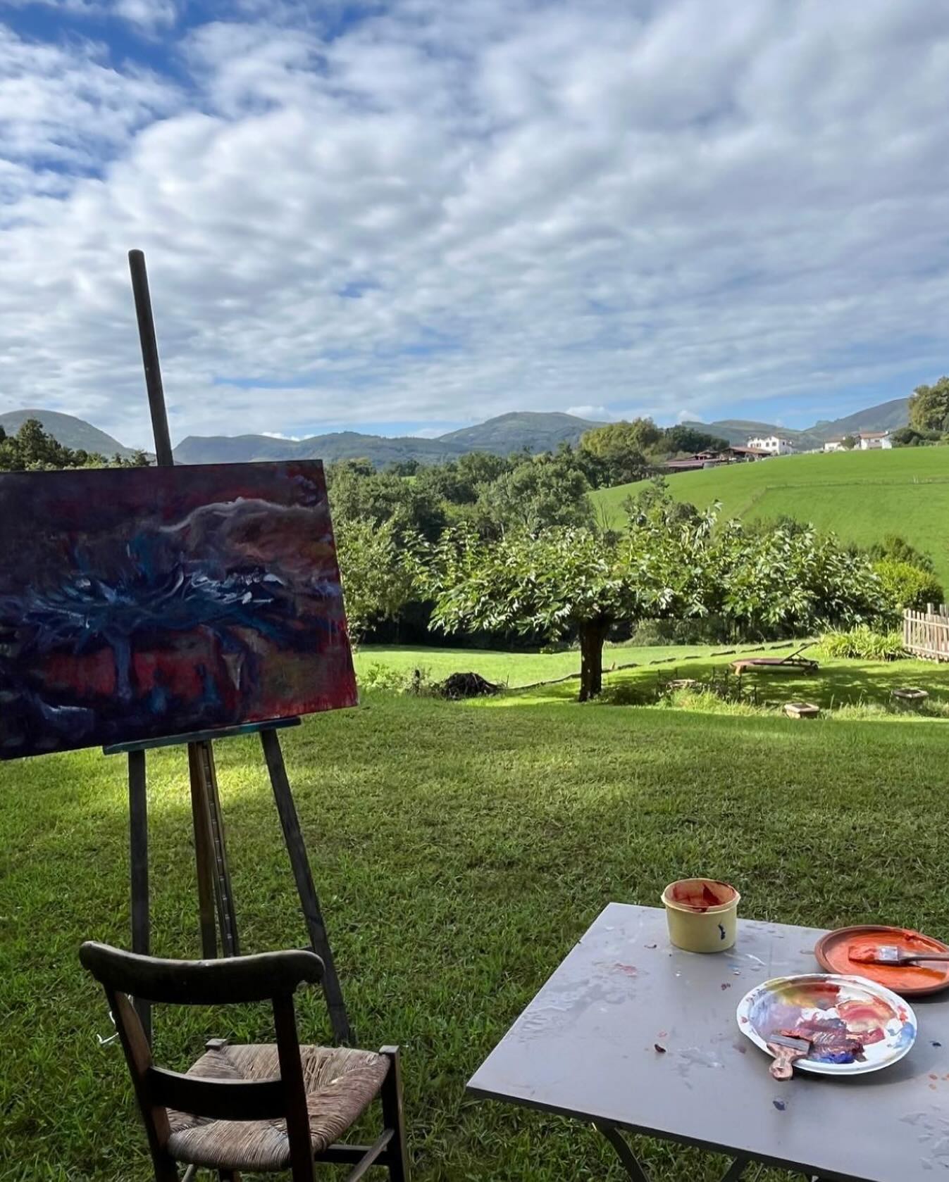 J’aime peindre dehors. C’est accueillir la lumière et le vent, laisser la nature entrer dans la couleur.
Entre ciel et terre, je cherche ce silence où la création prend racine.
Joyeux Noël à toutes et tous et merci d’être de plus en plus nombreux à soutenir mon travail. Je vous souhaite plein de magie et d’amour pour cette journée de Noël.