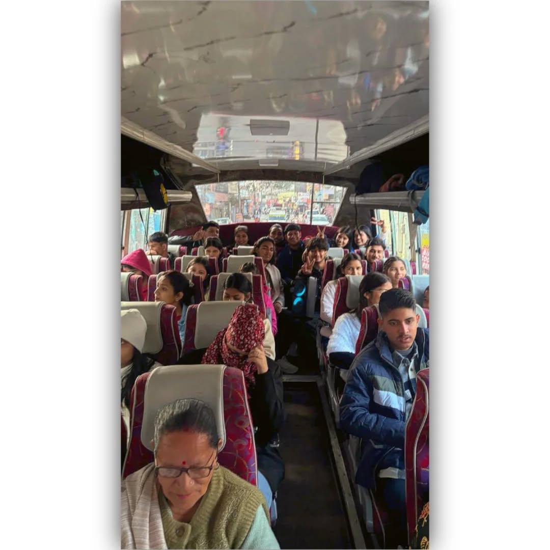 आज Computer Guru Training Institute के स्टूडेंट्स और टीम ने मिलकर माँ चंद्रबदनी धाम की यात्रा की।
सभी के लिए यह ट्रिप सिर्फ एक घूमने का मौका नहीं था—बल्कि रोज़मर्रा की क्लास और काम के बीच एक छोटी-सी ताज़गी थी।
शांत माहौल, पहाड़ों की ठंडी हवा और माँ के दर्शन ने सभी के मन को हल्का और पॉजिटिव कर दिया।
रास्ते में हंसी-मज़ाक, साथ बैठकर खाना, फोटो खींचना… इन पलों ने सबको और करीब ला दिया।
हमारे लिए यह देखकर सबसे अच्छा लगा कि छात्र सिर्फ पढ़ाई में ही नहीं, बल्कि इस तरह की गतिविधियों में भी एक परिवार की तरह जुड़े रहते हैं।
माँ चंद्रबदनी सभी पर अपना आशीर्वाद बनाए रखें।
ऐसी छोटी-छोटी यात्राएँ हमें फिर से ऊर्जा देती हैं—और हम आगे भी ऐसे सुंदर पलों को साथ बनाने की कोशिश करते रहेंगे। ❤️
#ComputerGuruTrainingInstitute
#InstituteTrip
#ChandrabadniDham
#Uttarakhand
#GoodMemories
#InstituteFamily