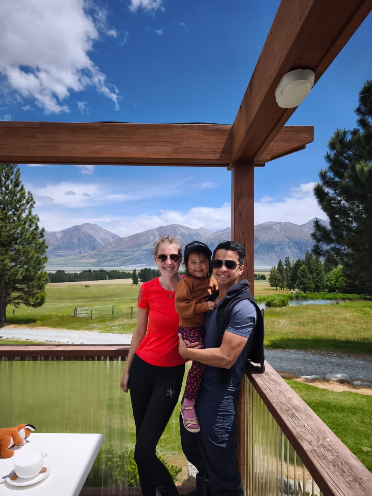 Vakantie in Nieuw Zeeland!
Ik was 5 weken op vakantie in Nieuw Zeeland en wauw wat een fantastisch land😍! We kunnen echt zeggen dat de vriendelijkheid van de mensen in combinatie met de natuur grandioos waren. Als we konden kiezen hadden we hier nog wel een jaar gezeten (of misschien niet meer terug gekomen 🙈).
We hebben zo veel gezien, verschillende opname plekken van the Lord of the Rings, het Tongariro National park wat compleet in bloei stond met gele bloemen, Mount Cook waar juist de Lupine bloemen overal in bloei stonden, talloze watervallen, fjorden, lavendel velden, Milford Sound en we hebben ook met een klein vliegtuigje een rondvlucht gemaakt. In Milford Sound zagen we in het wild de Kea (de enige alpine papagaai 🦜ter wereld), zeehonden en dolfijnen. Verder zijn we bij het International Antarctic Centre geweest. Dit was echt mega interessant, want we konden daar tegenover de vliegtuigen zien die vertrokken naar Antarctica en informatie krijgen over de expedities daar.
Eigenlijk te veel op op te noemen, want als ik de foto’s terug kijk kan ik nog wel 100 dingen benoemen 😅.
En stiekem waren we niet met z’n drieën, maar met z’n vieren. In juni verwachten we namelijk een broertje of zusje voor Charlotte🤰🏼. Het eerste trimester was pittiger dan met Charlotte, regelmatig lag ik tussen de consulten door zelf even op de bank en de misselijkheid was er helaas ook behoorlijk. Daardoor heb ik zelfs kraamvisites en consulten moeten verschuiven naar Kyra en heeft Marit een bevalling overgenomen (ja dames, dit was de echte reden 😉). De eerste week van de vakantie was dit niet altijd makkelijk, maar over het algemeen ging het steeds wat beter. Een enkele slechte dag bleef er tot het eind wel tussen zitten.
Kyra, Marit voor de consulten en Linda voor de echo’s hebben het thuisfront bewaakt en hoe blij ben ik dat ze dit hebben gedaan, zodat wij deze reis konden maken!
Volgende week ga ik weer diensten en spreekuur doen en zie ik jullie weer ☺️! Tot snel!
#verloskundige #verloskunde #midwife #newzealand #verloskundigenpraktijk #verloskundigewaddinxveen #verloskundigezevenhuizen