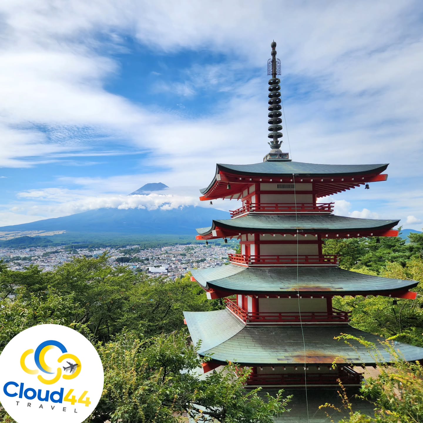 The espectacular Mont Fuji from the Chureito Pagoda and Kawuaguchiko lake! #japon #japan #chureitopagoda #mountfuji #kawaguchiko #travelagency #traveladdict