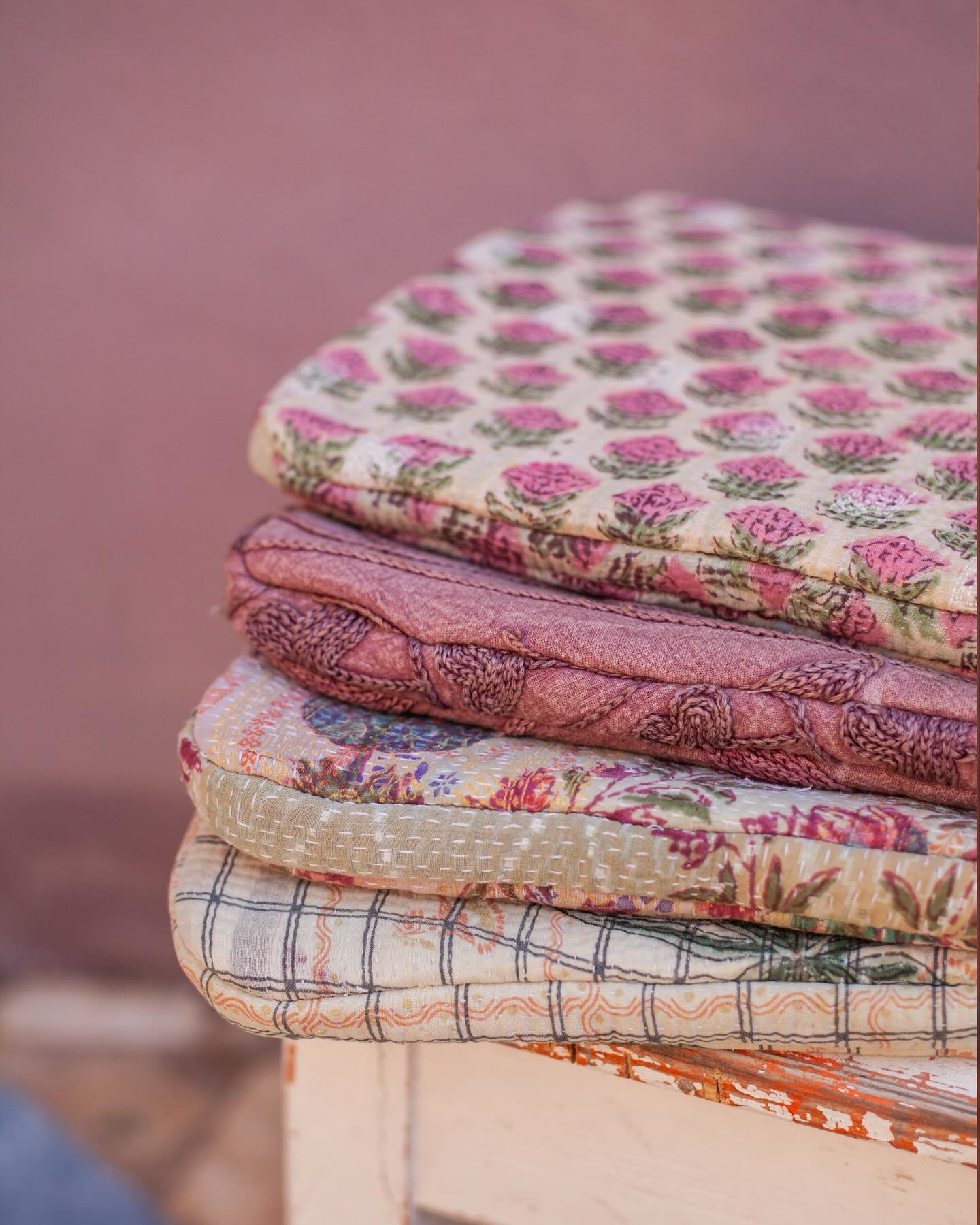 Gifts with a story ⭐️ The festive season is coming, and besides clothing and fabrics, our store is filled with ethically handcrafted products. ⭐️ From wooden blocks to notebooks, laptop sleeves, silver & brass jewelry, pouches, vintage embroidery treasures, and much more.
We’re endlessly thankful for your support! And by choosing Thaamsz, you’re also supporting local artisans in India and helping keep their crafts alive.
Hope to see you in store!
& in December, our store will also be open on Tuesdays 💛🎉