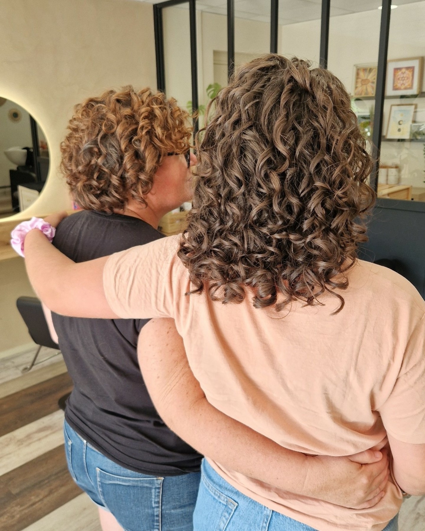 Un joli moment partagé entre mère et fille ✨
Deux textures bouclées différentes, deux silhouettes réharmonisées, et un instant plein de complicité au salon !
Tu veux venir en duo ? Tu peux m'écrire en DM si tu ne trouves pas de créneau ! 🤗