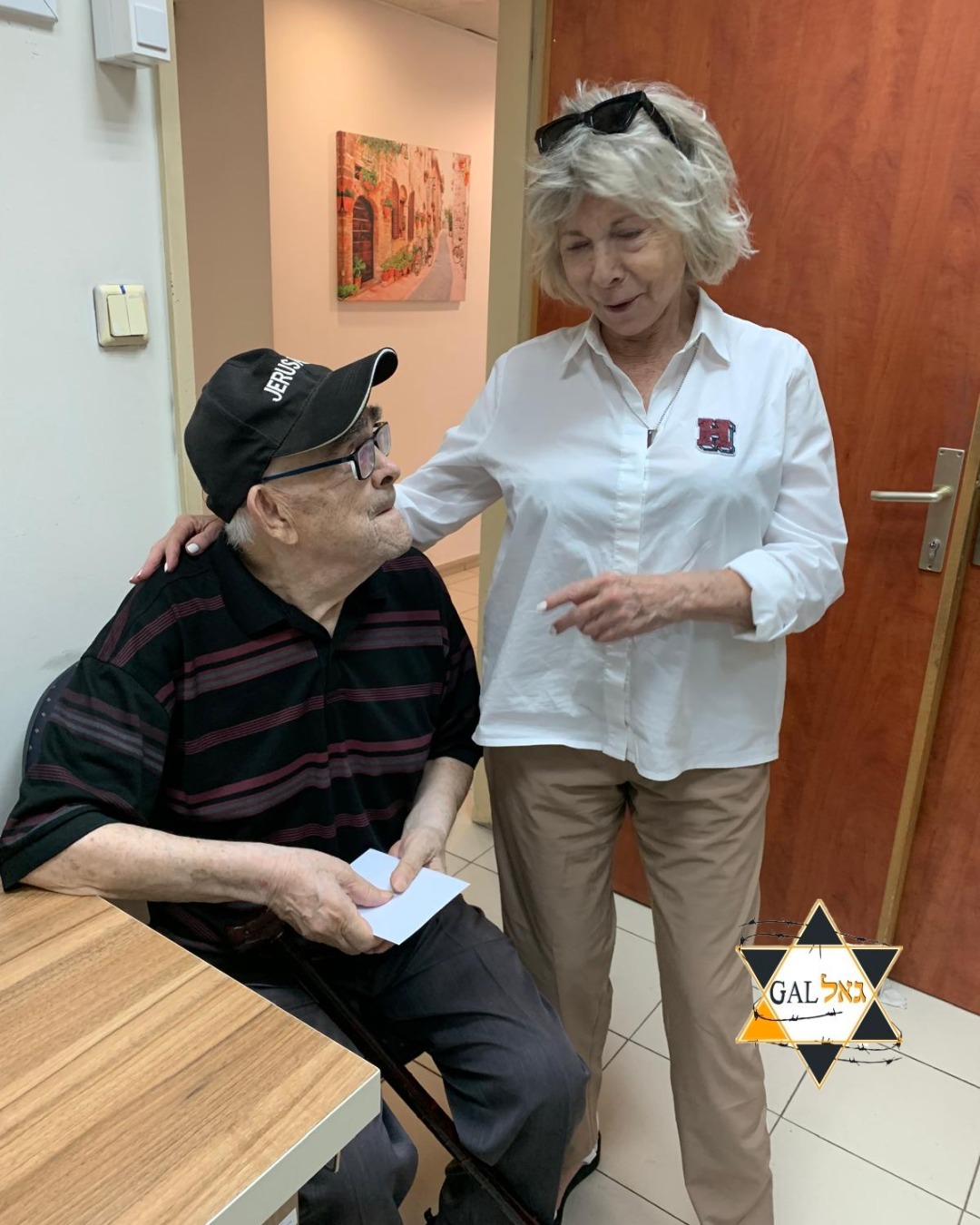 Très chers,
Depuis trop longtemps, la guerre en Israël meurtrit nos vies, nos familles, nos cœurs et pourtant, chacun de vous continue de donner, de soutenir, de porter ce pays avec une force et une générosité infinies.
Mais malgré tout ce que nous traversons, malgré toutes les urgences qui nous entourent, une douleur demeure… celle de nos rescapés de la Shoah en détresse.
Ces femmes et ces hommes dont la vie fut brisée, reconstruite avec courage, puis à nouveau laissée dans la solitude, l’oubli et le dénuement.
C’est une réalité que nous ne pouvons ni accepter, ni tolérer, ni simplement constater.
C’est pourquoi je viens vers vous, avec humilité : aidez-nous à leur offrir un peu de réconfort, un peu de dignité … « encore un peu », malgré les efforts immenses que vous accomplissez déjà.
Si vous le pouvez, inscrivez-vous et rejoignez-nous à la soirée de gala organisée à Tel-Aviv le 5 janvier 2026 (tous les détails figurent sur le faire-part ci-joint). Un rendez-vous rare, pour offrir dignité, chaleur et lumière à ceux qui ont survécu à l’inimaginable.
Si vous ne le pouvez pas, ne balayez pas simplement cette supplique d’un revers de la main…
Toute aide est la bienvenue ; aucun don n’est insignifiant.
Chaque Shekel est intégralement reversé aux rescapés.
Merci, de tout cœur, pour eux.
Pour donner ; www.amutagal.com