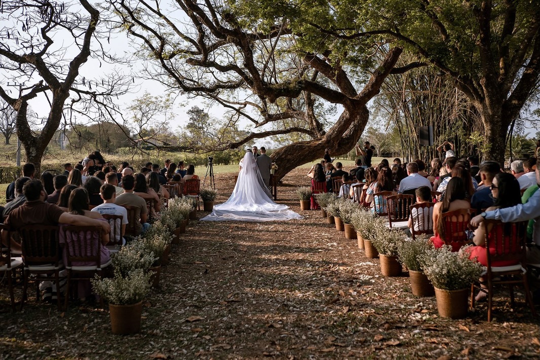 Casamentos ao ar livre têm uma magia que nenhuma parede consegue conter.
O céu vira testemunha, o vento leva as palavras, e cada detalhe da natureza compõe a cena perfeita.
Celebrar o amor da Luciana e do Vinicius na @fazendasaojose_eventos , foi viver um instante onde tudo parecia respirar junto com os noivos. Teve emoção, descontração, choro, sorriso, agradecimento, tudo rodeado de muita natureza e um dia lindo!
Eu amo celebrar! ❤️
#celebrante #celebrantedecasamento #celebrantedecasamentos #casamentoaoarlivre😍 #cerimonialista