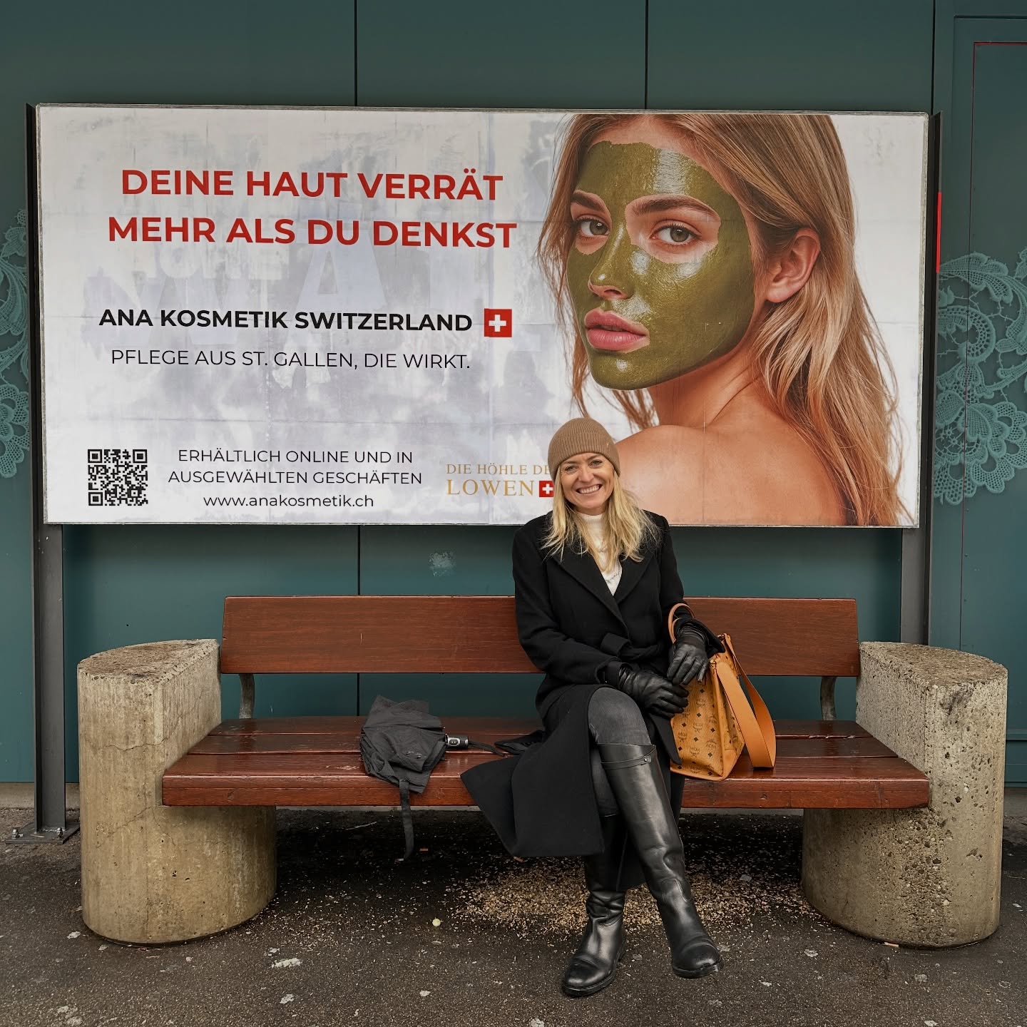 ✨ GEWINNE EINEN 100 CHF GUTSCHEIN! ✨
Wir feiern unsere Plakatkampagne am Neumarkt St. Gallen – und du kannst dabei gewinnen! 🤍
So einfach machst du mit:
📍 Finde unser Plakat am Neumarkt in St. Gallen
📸 Mach ein Foto davon
📲 Poste das Bild in deiner Instagram- oder Facebook-Story
➡️ Oder im Feed – das verdoppelt deine Gewinnchancen!
🏷️ Markiere @anakosmetik_switzerland , damit wir deinen Beitrag sehen
🎁 Zu gewinnen: Ein 100 CHF Gutschein für unseren Webshop
⏳ Teilnahme bis Sonntagabend 30.11. möglich
✨ Die Gewinnerin oder der Gewinner wird am Montag ausgelost!
Viel Glück – und viel Spass beim Suchen!
#stgallen #gewinnspielschweiz #anakosmetikswitzerland #naturkosmetikschweiz
#swissbeauty #swissmadebeauty #beautygiveaway #giveawayswitzerland
#skincarecommunity #naturkosmetik #antiagingpflege #swissbrand #staynatural #staynaturalstaybeautiful
