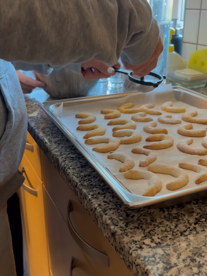 Mir hend am Samstig ih de Gruppestund alli fliisig Guetzli bache, die feine Guetzli hend mir denn am Sunntig a üsem Weihnachtsmarkt verchaufe dörfe.D‘ Adventschränz wo s‘Leitigsteam zemme gmacht het, sind im Gottesdienst gsegnet worde und hend denn chöne abgholt werde. Mir wünsched eu allne eh ganz schöni Adventszit!🎄⭐️🍪