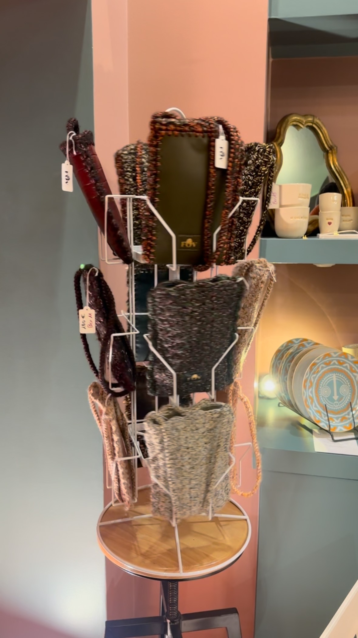 Pochettes téléphone Benjamin
Chez @selectionmaisonb jusqu’au 30 novembre
#crochet #sac #cuir #handmade #faitmain #artisanat