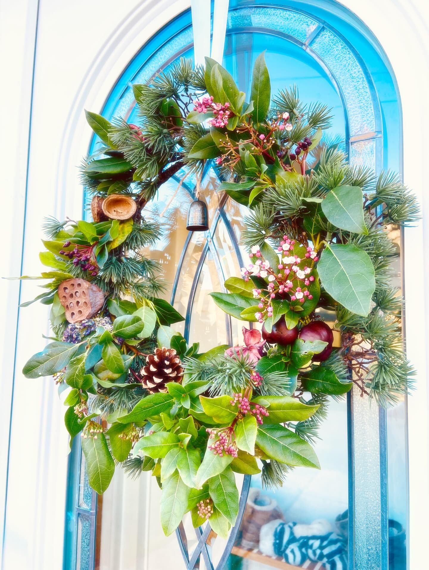 I mean, I doubt those wee flowers are gonna last very long, but I found them laying on the floor and they’re just so sweet 🥰🌸 So anyway, this is this year’s wreath 💕