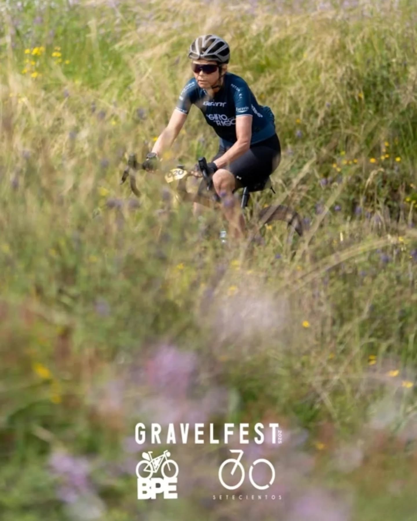 El #Gravelfest
Es una carrera de resistencia (entre 6 y 12 horas), auto abastecida, y con tráfico abierto. Por lo tanto:
1. El ciclista conoce y asume la totalidad del riesgo que implica el andar en bicicleta en carreteras con tráfico abierto.
2. El ciclista debe ser autosuficiente en comida, agua, mecánica básica de bicicletas, y protección contra los elementos (lluvia, frio, calor, sol). Y debe ser consiente de los peligros que conlleva la sobre exposición a estos elementos.
3. El ciclista debe poder retirarse del evento por sus propios medios en caso de daños mecánicos, problemas de salud, golpes, fatiga u otros. Es decir, debe contar con dinero y teléfono celular para poder pedir auxilio a familiares, amigos, o servicios de transporte.
4. El ciclista debe tener y saber manejar dispositivos GPS ya que la ruta no está marcada y por lo tanto es indispensable su navegación y registro. La ruta es completamente obligatoria y cualquier omisión de la misma es motivo para descalificación. Si un ciclista abandona la ruta por cualquier motivo, debe regresar a la ruta por el mismo lugar por el que la abandonó.
5. El ciclista puede hacer uso de los servicios que están abiertos para el público, como son tiendas, restaurantes, hoteles, mecánicas, etc.
6. El ciclista NO pude recibir abasto particular fuera de la única zona de abasto. Tampoco puede recibir acompañamiento vehicular. Esto es motivo para la descalificación.
7. El ciclista puede circular en pelotón de ciclistas, pero no puede llevar gregarios, mucho menos hacer uso de un vehículo motorizado.
8. El ciclista debe respetar las normas de tránsito.
9. Se debe llevar una una luz posterior roja de alta durabilidad. Se recomienda una luz frontal de buena calidad y alta durabilidad para estar visible a otros vehículos y para poder pedalear en las horas de poca luz. Además, se recomienda chalecos reflectivos, ropa de alta visibilidad, y la mayor precaución posible.
Registro, ruta, e información
www.bikepackingecuador.com , link bio 👆
Pago: www.setecientos.cc o en @setecientos.cc y @lap.ccc