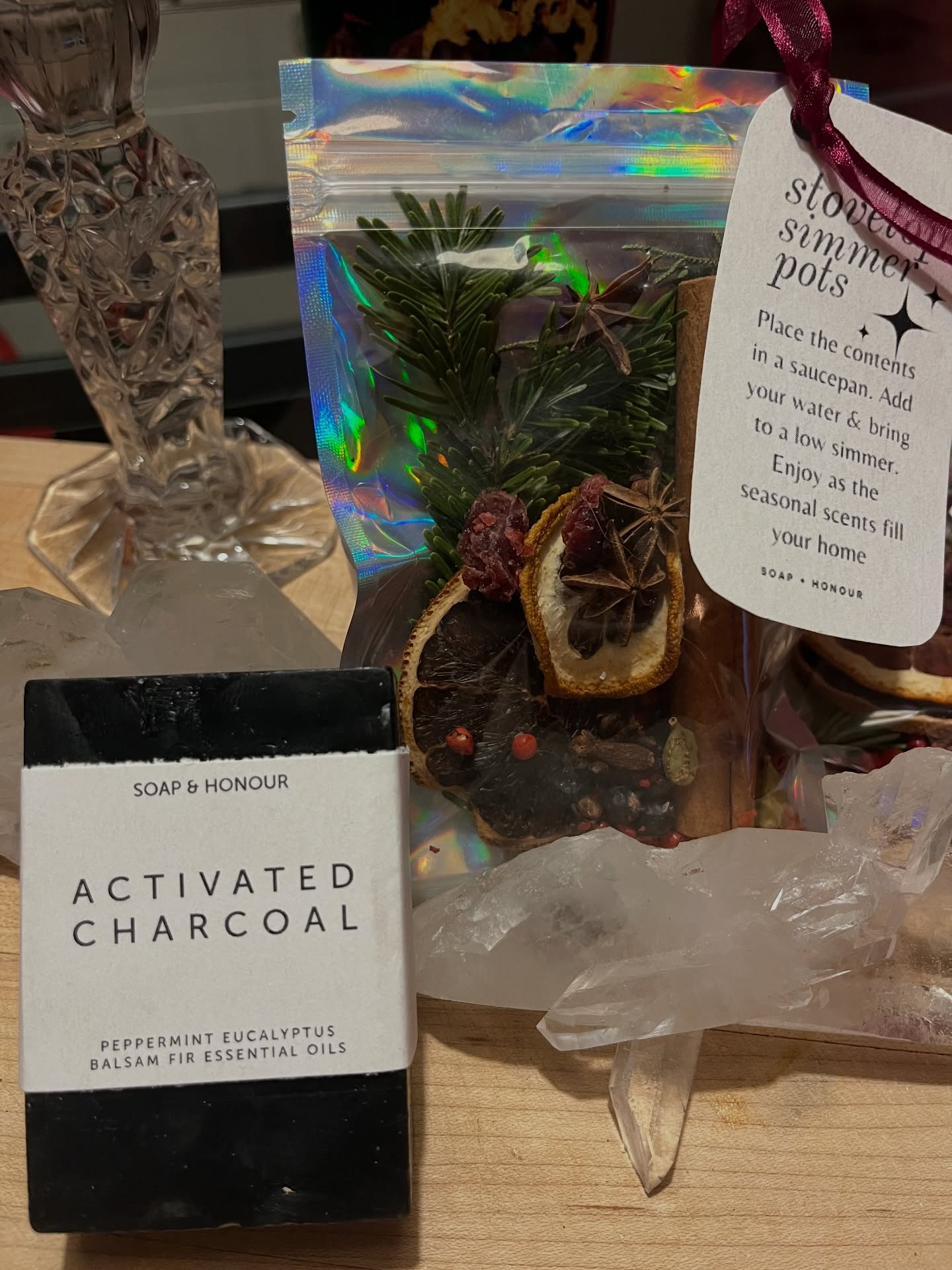 ✨ Bring the season home ✨
A little magic from Soap & Honour — the perfect gifting duo for anyone who loves cozy, natural, handcrafted goodness.
🍊 Stovetop Simmer Pots
Dried citrus, spices, and evergreens… just add water and let your home fill with warm seasonal scents. Pure holiday comfort.
🖤 Activated Charcoal Soap
Handcrafted with peppermint, eucalyptus & balsam fir essential oils.
Deep-cleansing, refreshing, and luxuriously grounding.
Together, they make the perfect little ritual — for you or someone you love.
✨ Simple. Natural. Beautiful. ✨
#soapandhonour #simmerpot #giftingideas #perfectgift #handcraftedsoap #holidaygifts #cozyhome #wintervibes #shopsmall #charcoalsoap #artisanmade