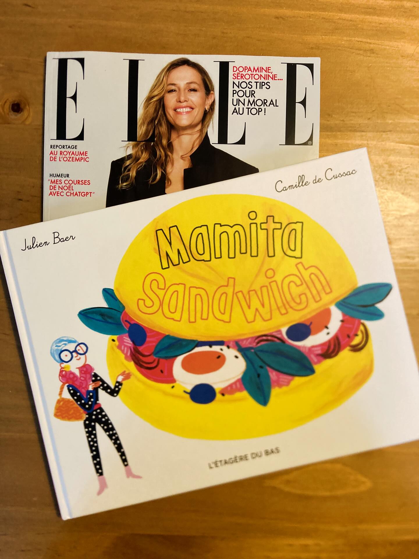 Mamita est dans le journal !
Dans le ELLE @ellefr de cette semaine, @oliviadelamberterie vous recommande de craquer pour « Mamita Sandwich » de Julien Baer et @camille_de_cussac. « Un album foufou, doux comme une main tendue. On voudrait tous avoir une Mamita comme ça dans la famille.» Le livre, pour les enfants dès 5/6 ans, est disponible/commandable dans toutes les librairies et sur notre site Internet. Vive notre Mamita ! #letageredubas #albumjeunesse #mamitasandwich #julienbaer #camilledecussac #elle #oliviadelamberterie #litteraturejeunesse #harmoniamundi #editionindependante