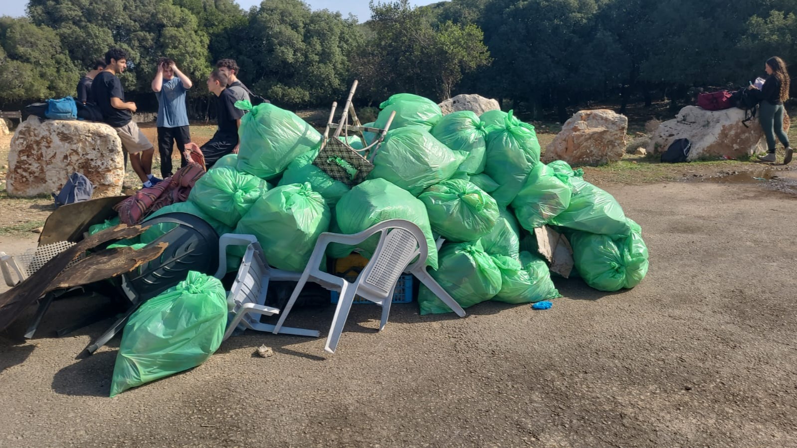 תלמידי י"ב שלא משתתפים במסע לפולין יצאו ליום התנדבות.
שירלי גבאי