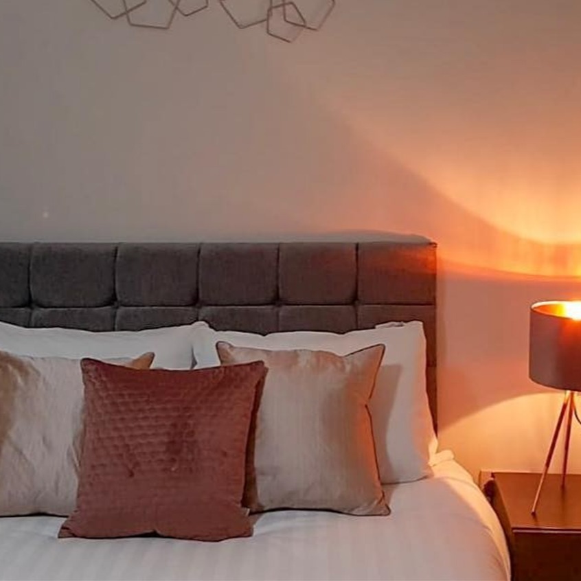 Gorgeous Christmassy hues in one of my holiday homes today! I'm very busy and totally booked up between now and Christmas, but I'm taking bookings for the new year. If you're needing a clean, don't delay and get yourself on my waiting list! 🧽✨