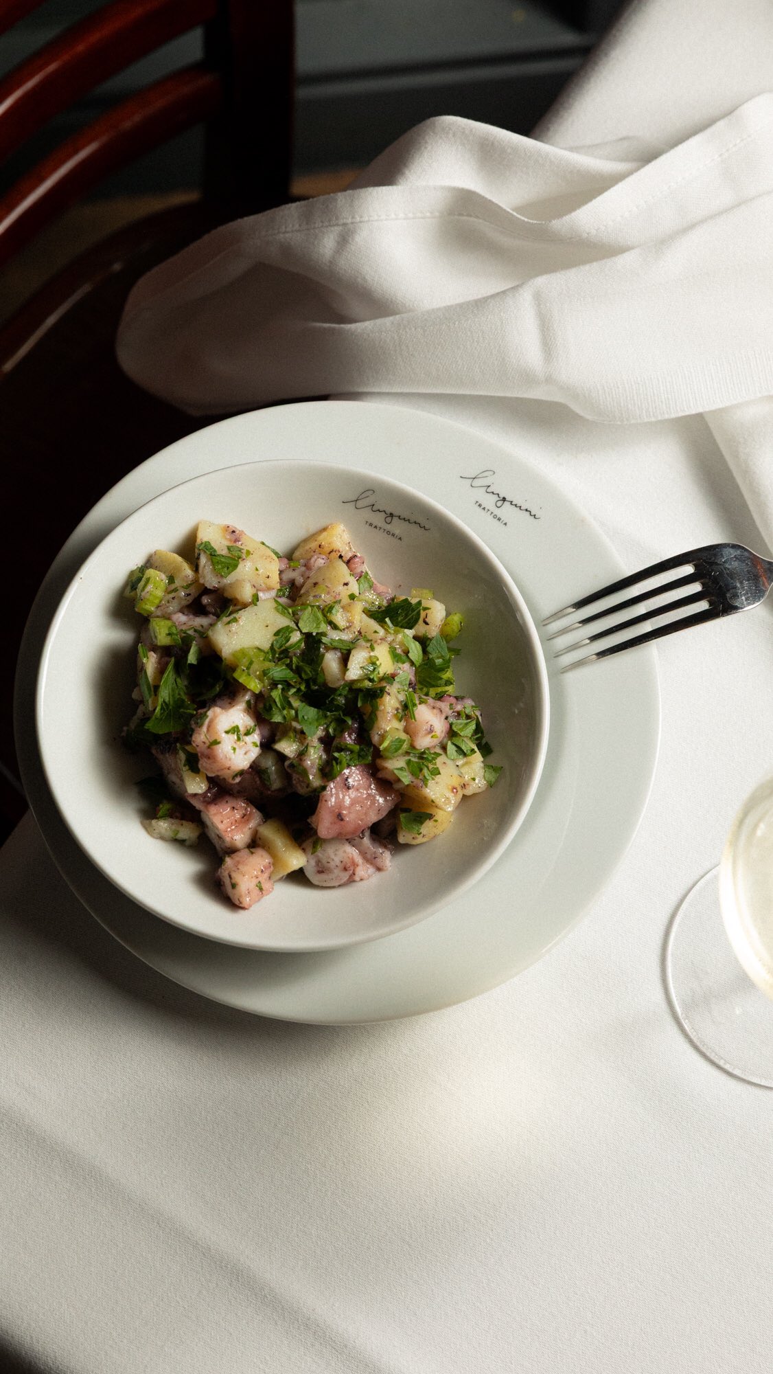 Octopus salad with tomatoes, celery, garlic oil and parsley.
Un piatto da provare. Vieni a mangiare da noi.
.
.
.
#lingunitrattoria #italianrestaurantamsterdam #foodieinamsterdam