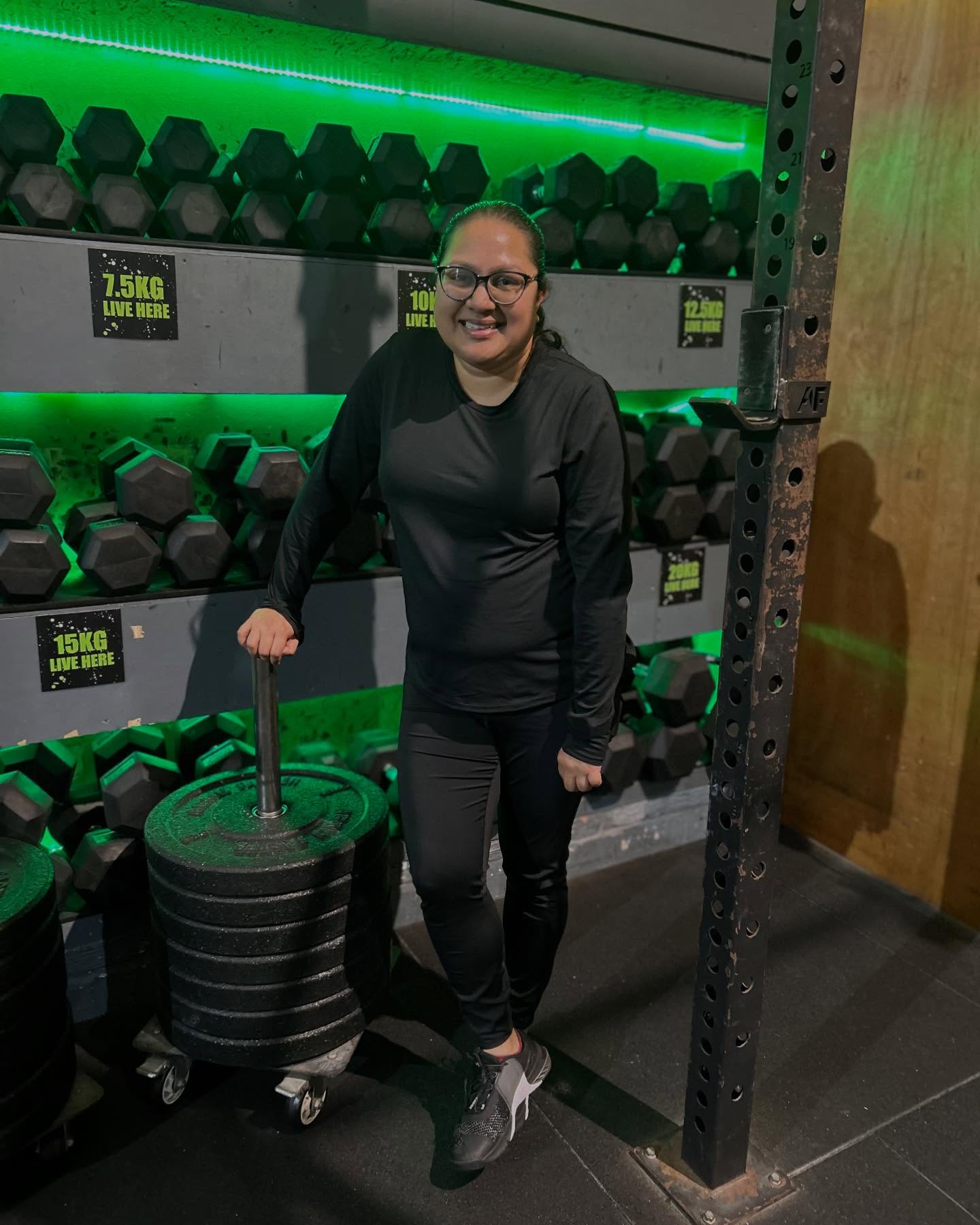 🚨MEMBER SPOTLIGHT: SONAL 🚨
🟢 Sonal joined us after seeing her family get into CrossFit — and wanted to find something that finally clicked after struggling to stay consistent with fitness.
🟢 After her first class she was tired, but blown away by the coaching and the support from everyone in the room… and that’s what kept her coming back.
🟢 Since then she’s hit some huge milestones — including an 80kg deadlift PB despite never lifting weights before. She loves bench press, DB workouts, and is currently working hard on improving her Power Clean technique.
🟢 The hardest part? Learning the more complex lifts and gymnastics. But she’s learned to be patient, stay in her own lane, and trust the process.
🟢 Sonal’s advice for anyone thinking of trying Two Tails:
“Don’t be intimidated — give it a chance. CrossFit has challenged me mentally and physically and shown me that exercise can be fun. Plus the members are some of the nicest people you will ever meet!”
Every CrossFit gym deserves a Sonal 💚