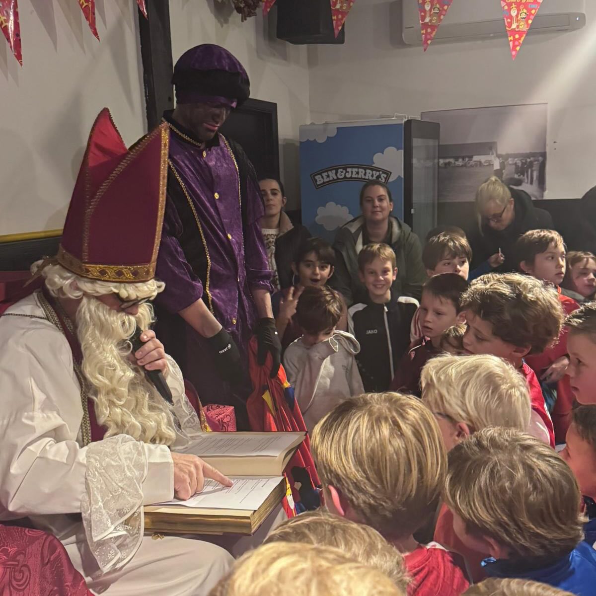 Woensdagmiddag kwamen Sinterklaas en zijn zwarte Pieten op bezoek op Club Koningshof. Onze jongste leden werden verrast door Sinterklaas met een klein presentje en overheerlijke chocolademelk. Grote dankbaarheid aan o.a. Sofie, Magali, Dave, Ellen, Stefi, Stéphanie, Milly, Ria, Eddy & Christian vanuit de club om de kinderen te verrassen en hen een onvergetelijke dag te bezorgen. 💙
.
.
#clubkoningshof #sinterklaas #jeugdspelertjes #waarjealtijdthuisspeelt #familieclub